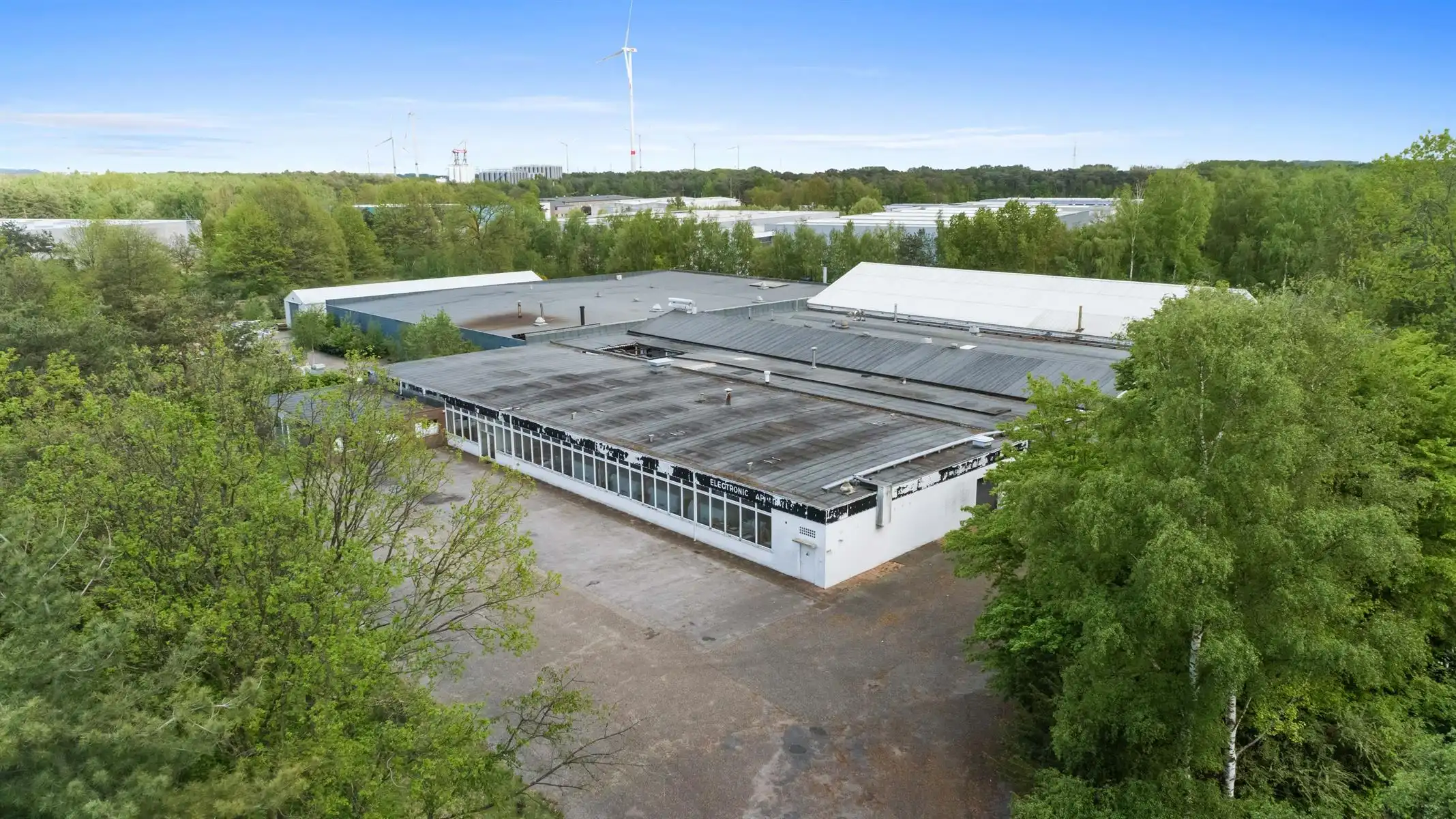Industriegrond circa 25500 m² met bedrijfsgebouw en loods foto {{pictureIndex}}