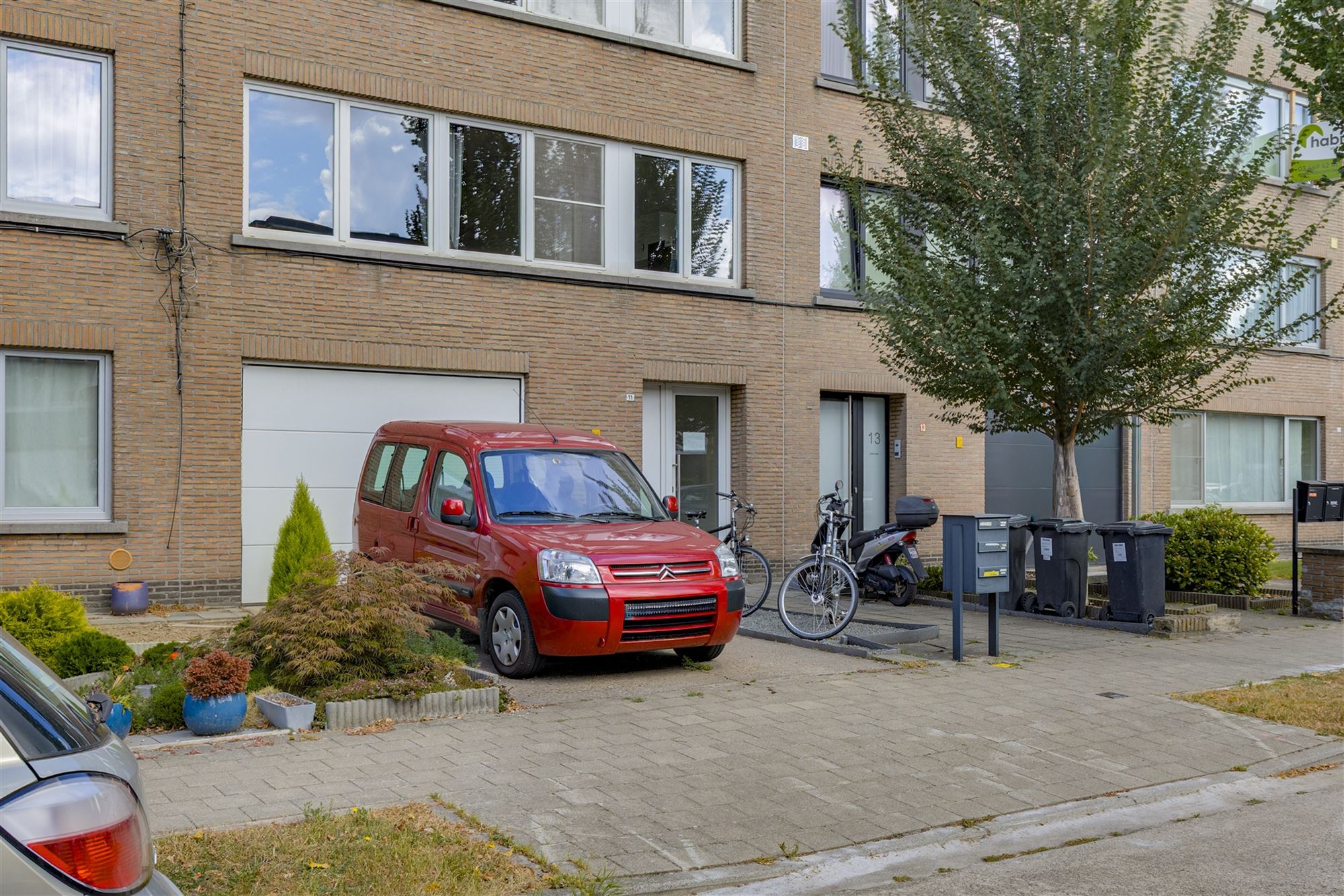 Ruime garage met 3 plaatsen te koop in Mortsel foto {{pictureIndex}}