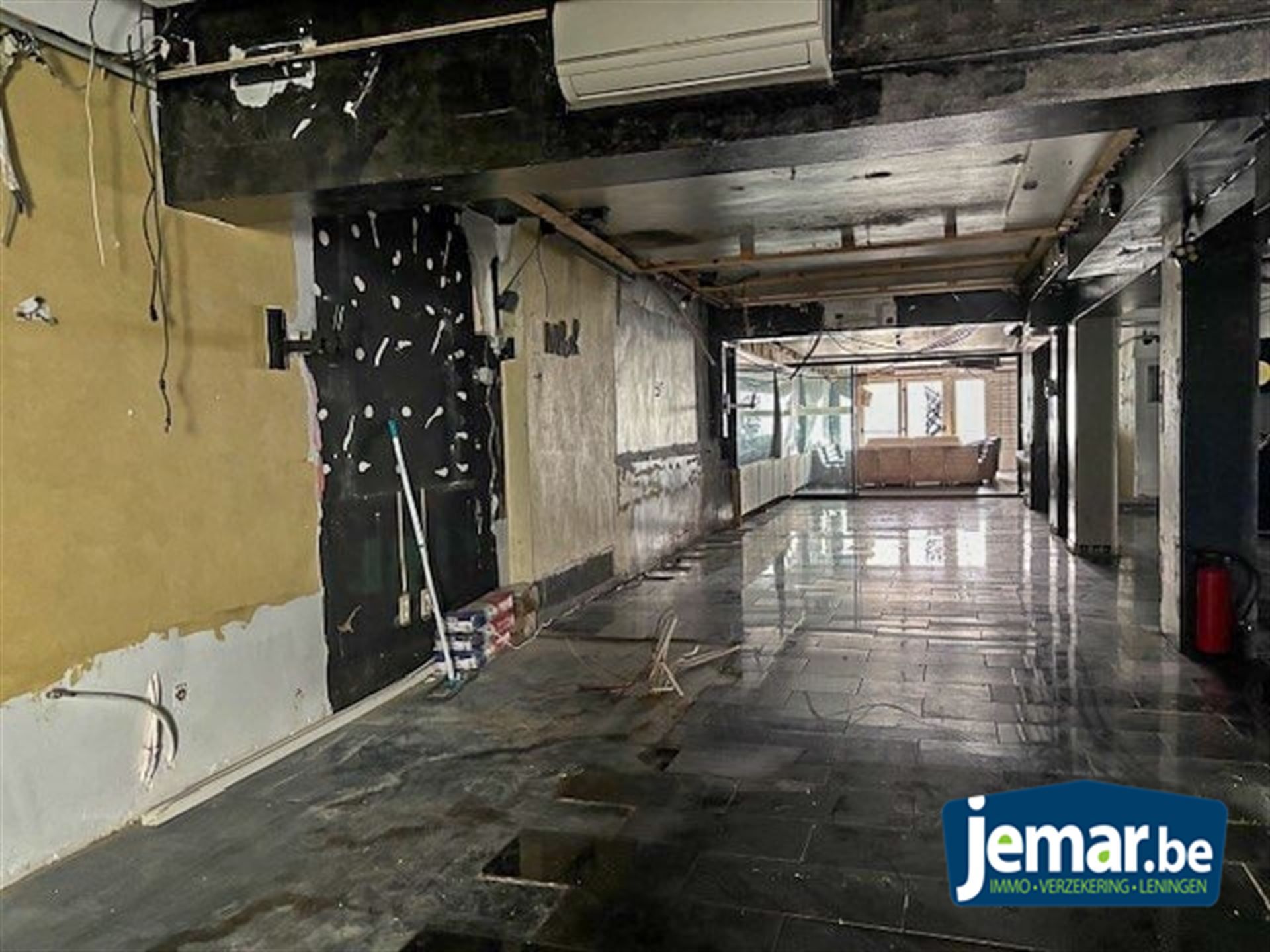 Handelspand met bovenliggend appartement met 1 slaapkamer gelegen op commerciële locatie in Maasmechelen! foto 2