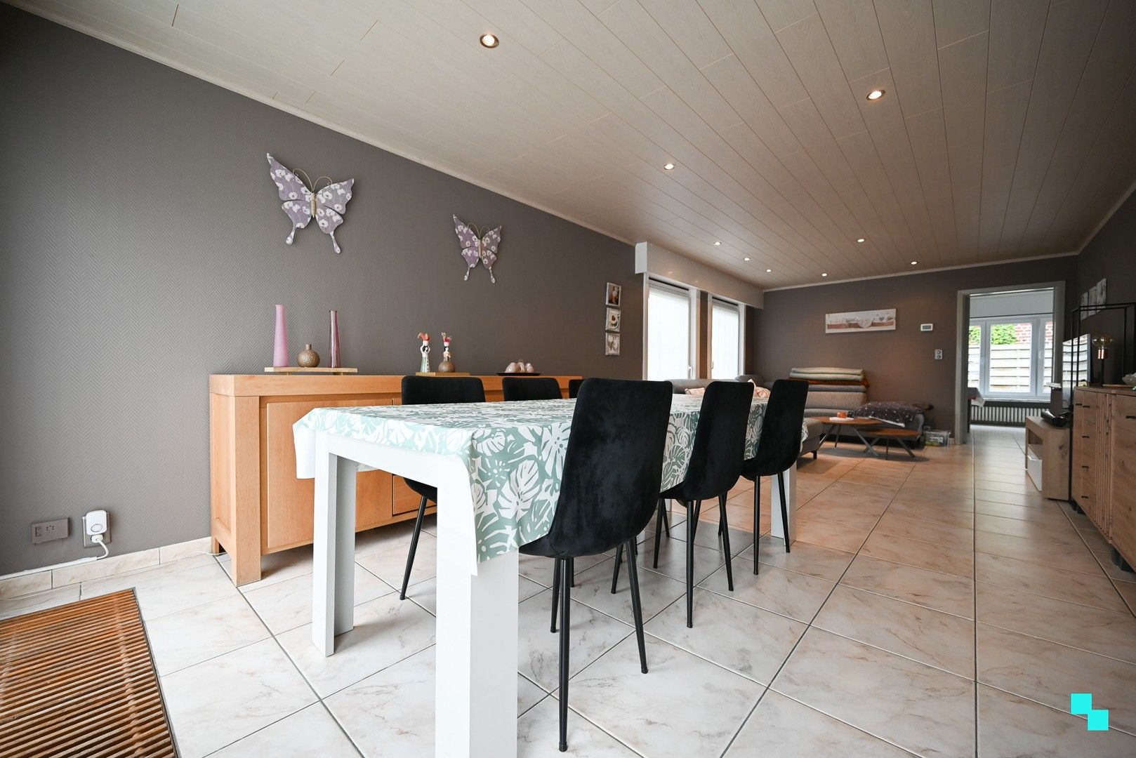 Gunstig gelegen ééngezinswoning te Sint-Eloois-Winkel met dubbele carport, garage en 4 slaapkamers foto 5