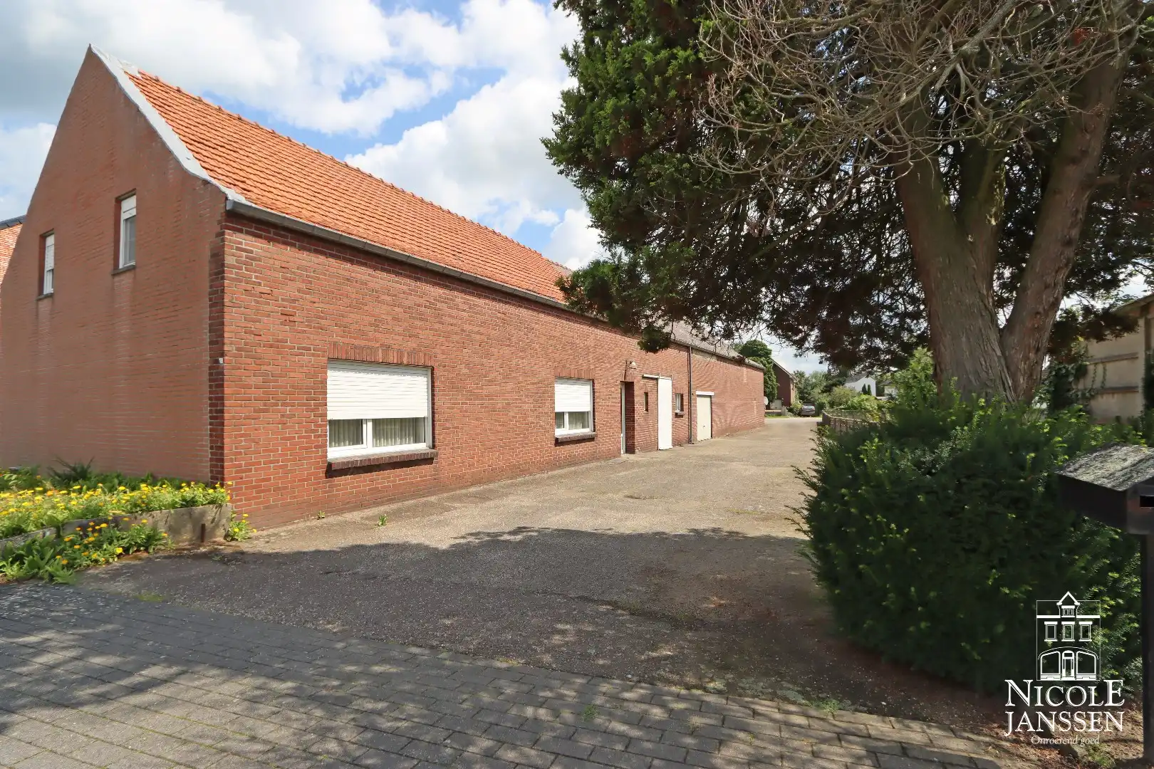 Te renoveren langgevelhoeve met garage en royale tuin op rustige locatie foto 2