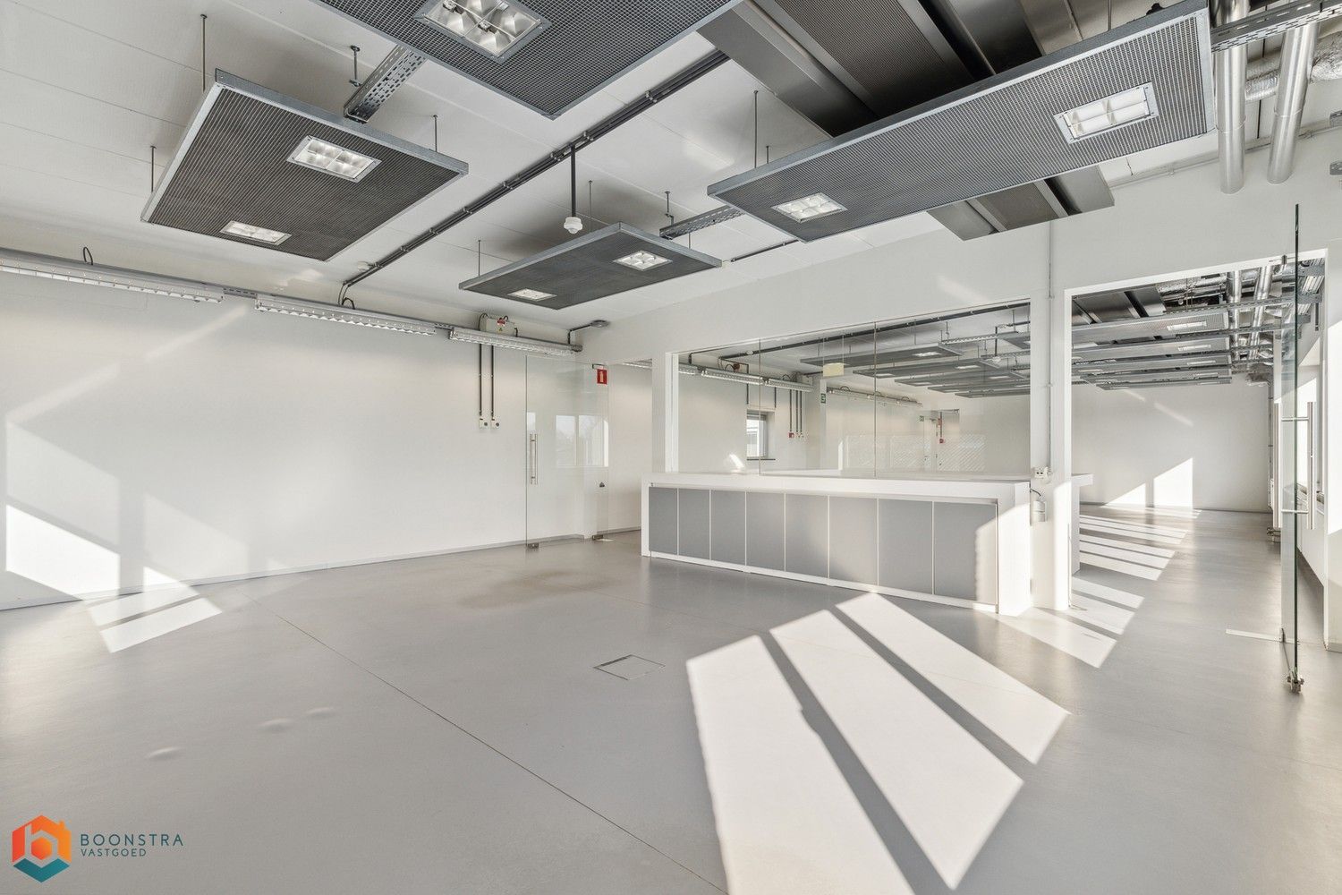 Veelzijdig kantoorgebouw met ruime parking op 2433 m² foto 13