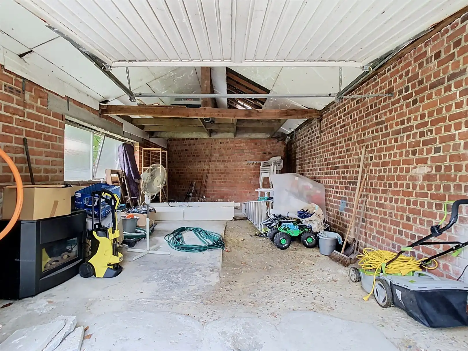 Op te frissen 3-gevel met vrijstaande garage foto 21