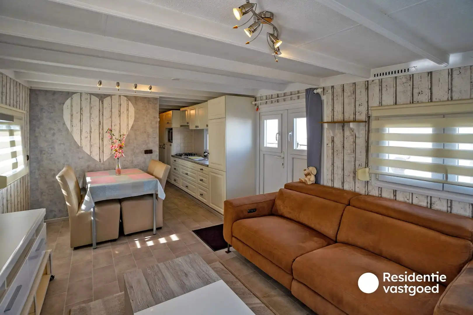 Goed verzorgde stacaravan op 900m van zee in Domein Polderpark te Nieuwpoort, op een stuk privé grond van 128m².  foto 3