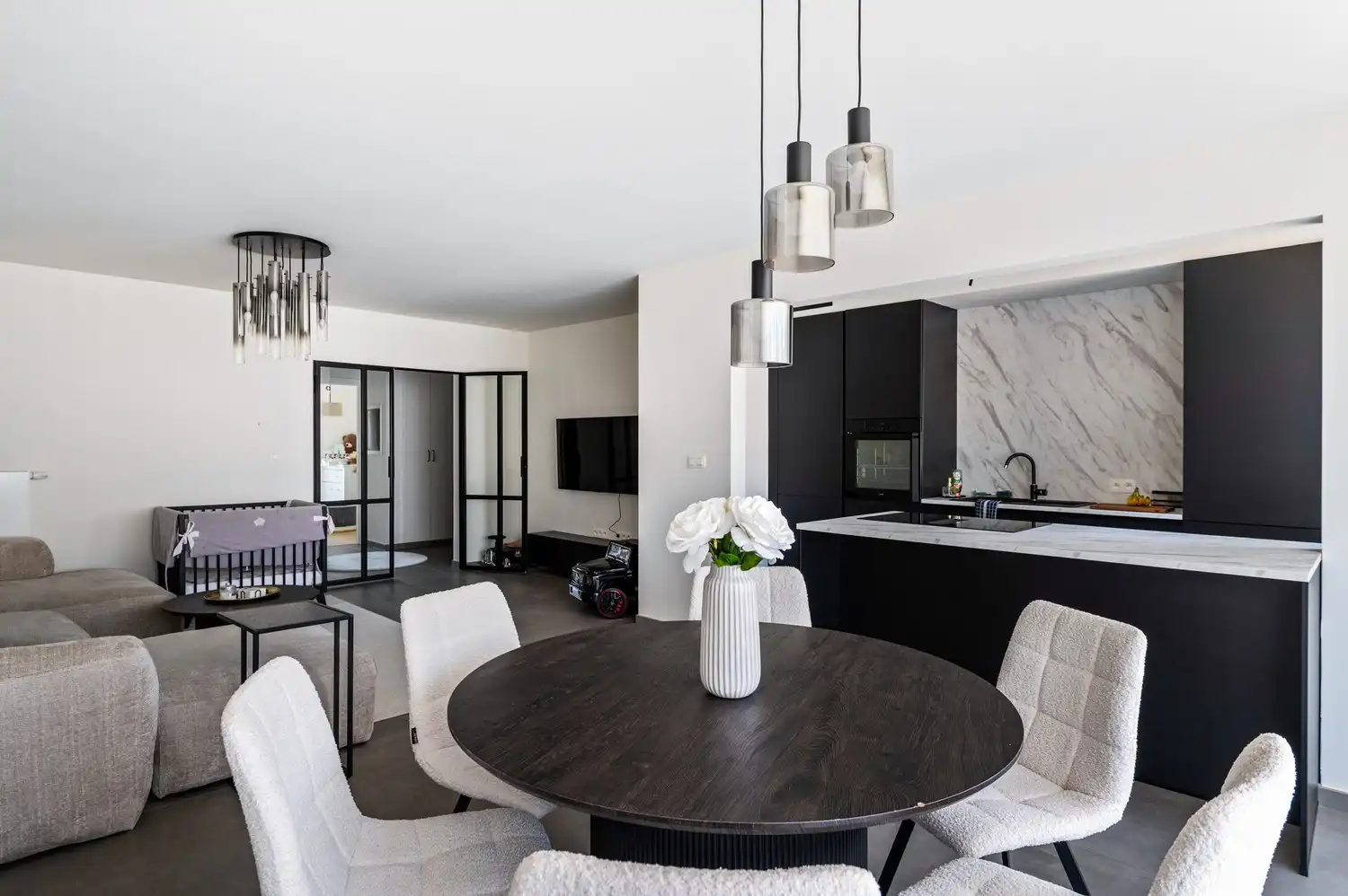 Hoogwaardig gerenoveerd appartement in Deurne! foto 5