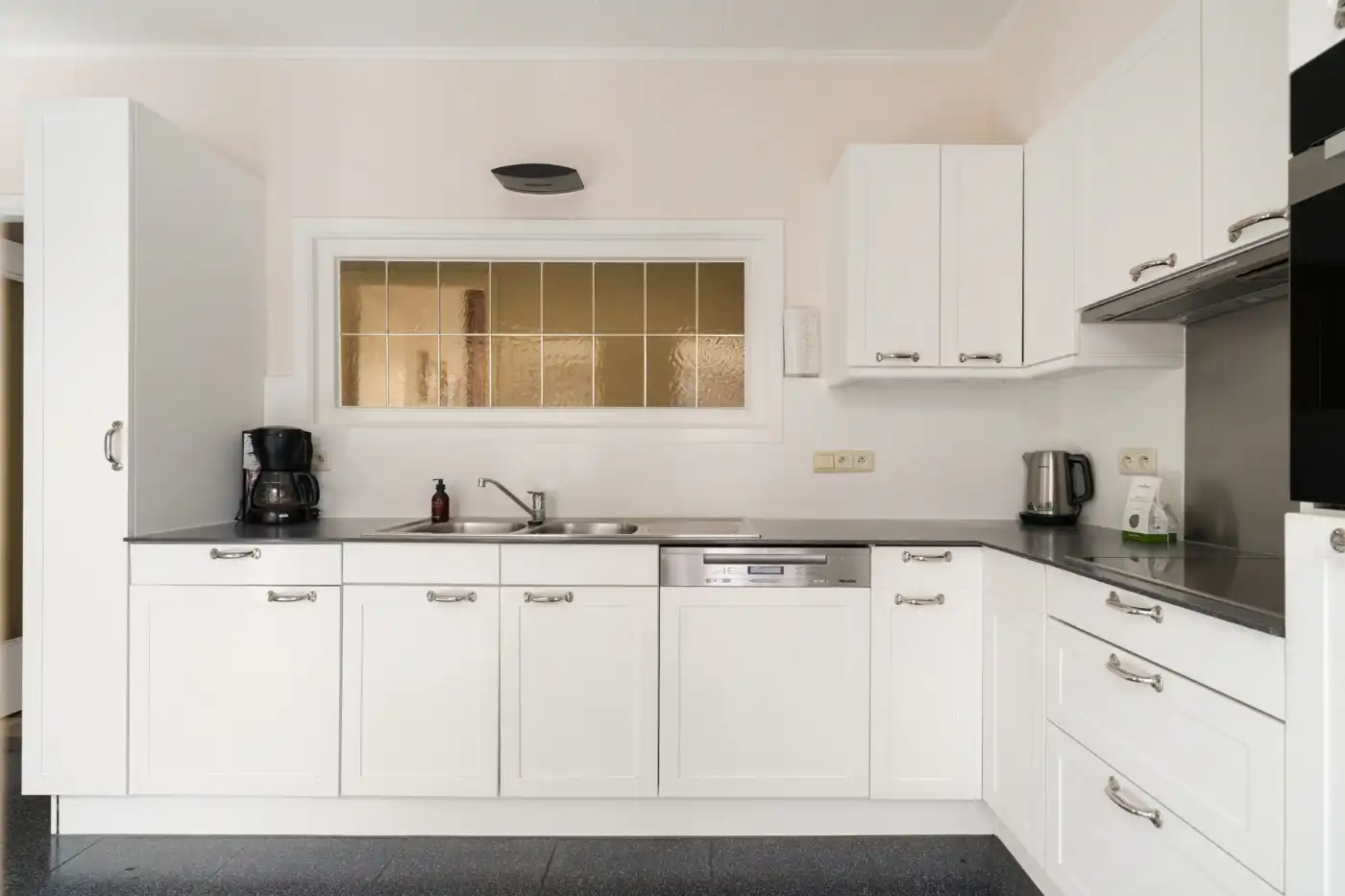 Vrijstaande laagbouwwoning met 3 slpk., garage en prachtige tuin foto 10
