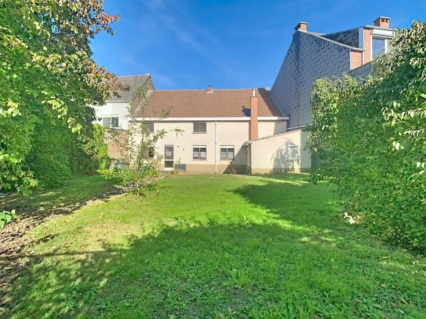 karaktervolle woning met 4 slaapkamers, grote garage en tuin! foto 2