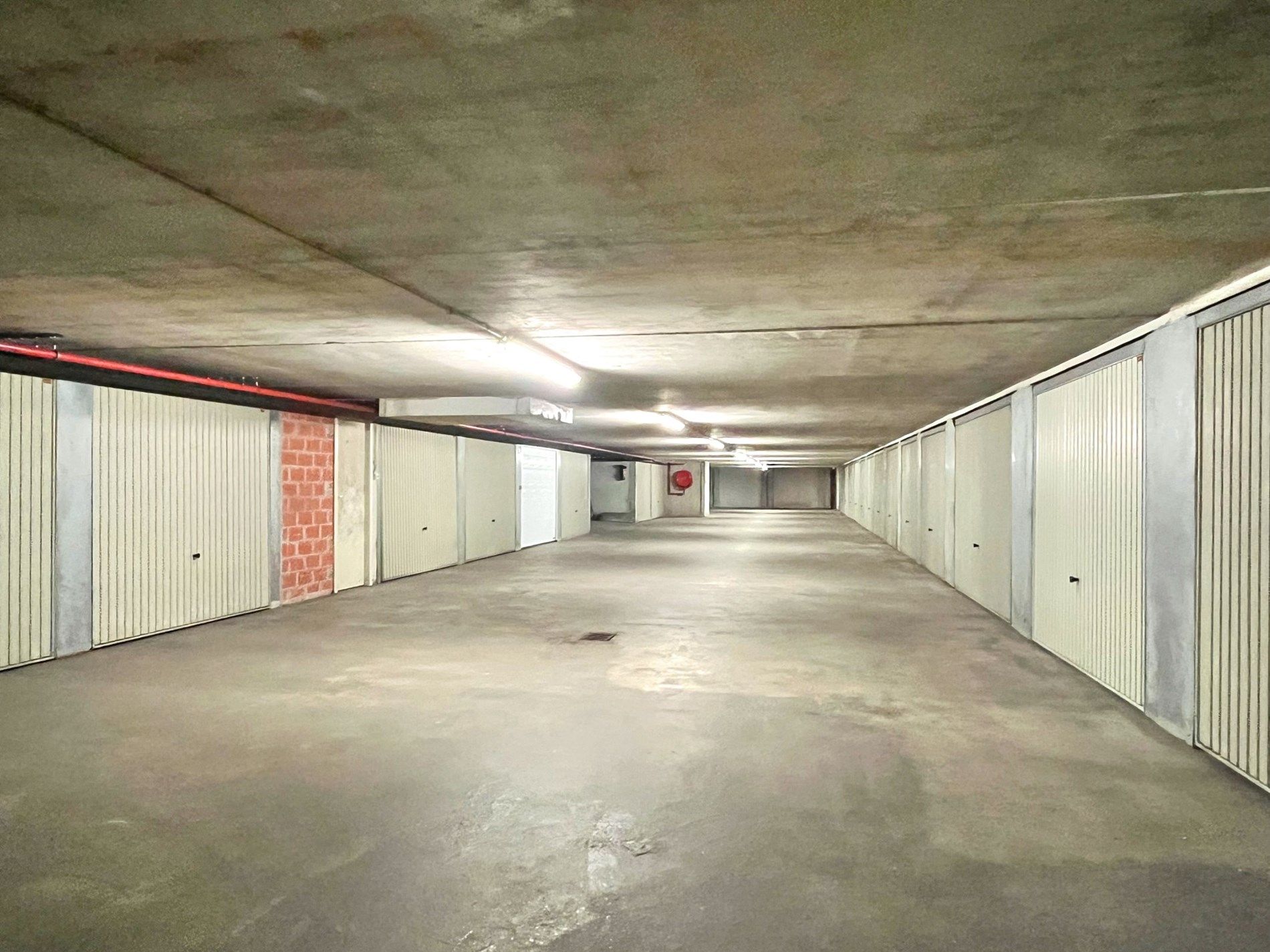 Afgesloten garagebox aan Glacier Post te Duinbergen foto 5