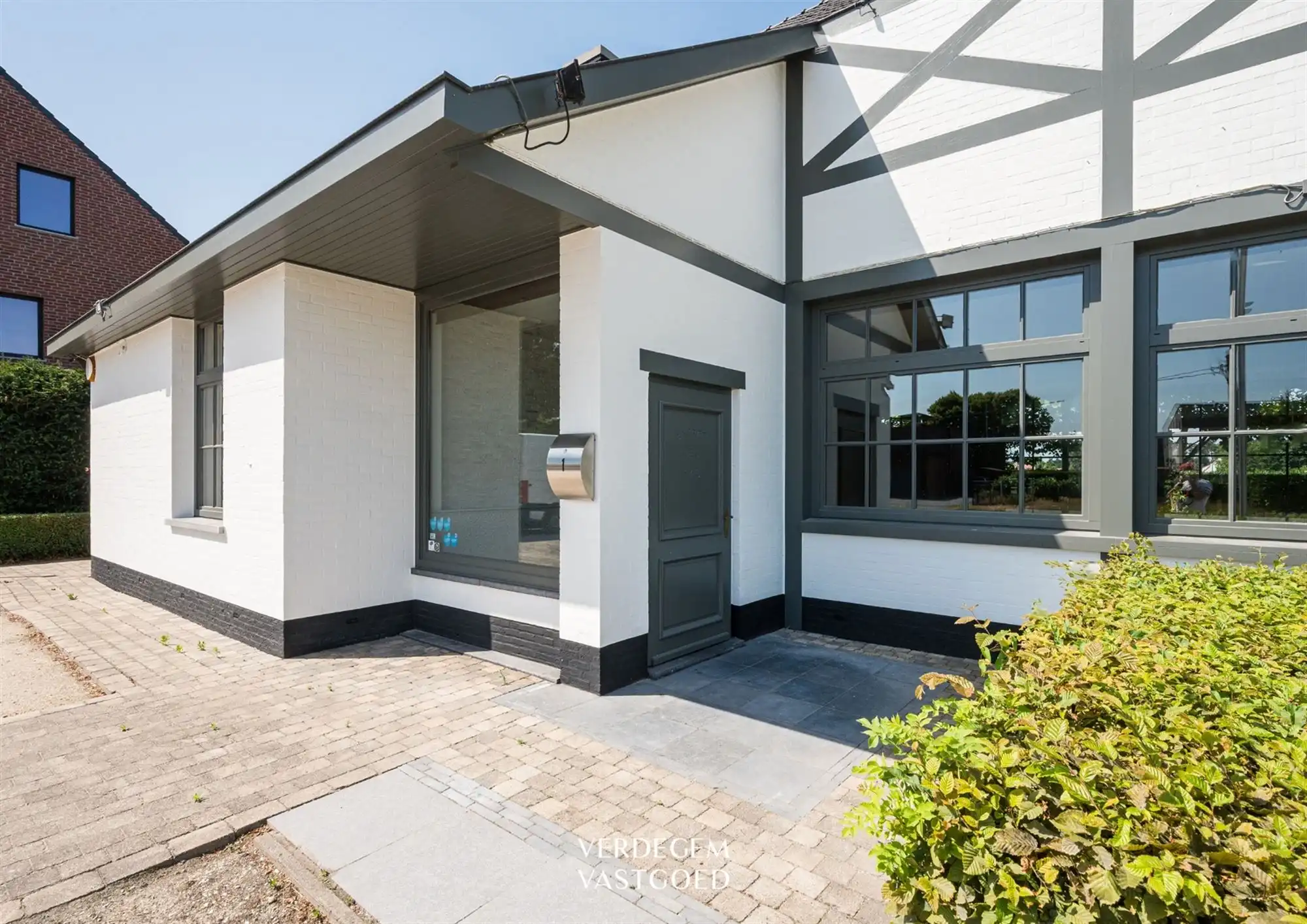 Uiterst commercieel gelegen handelspand met woonst voor horeca of kantoren foto 7