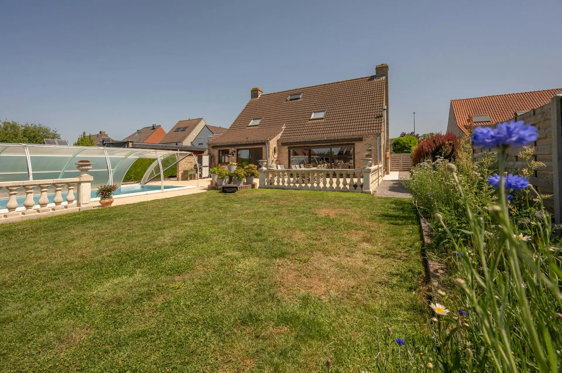 Villa met 5 slaapkamers en zwembad te koop in Lissewege foto {{pictureIndex}}