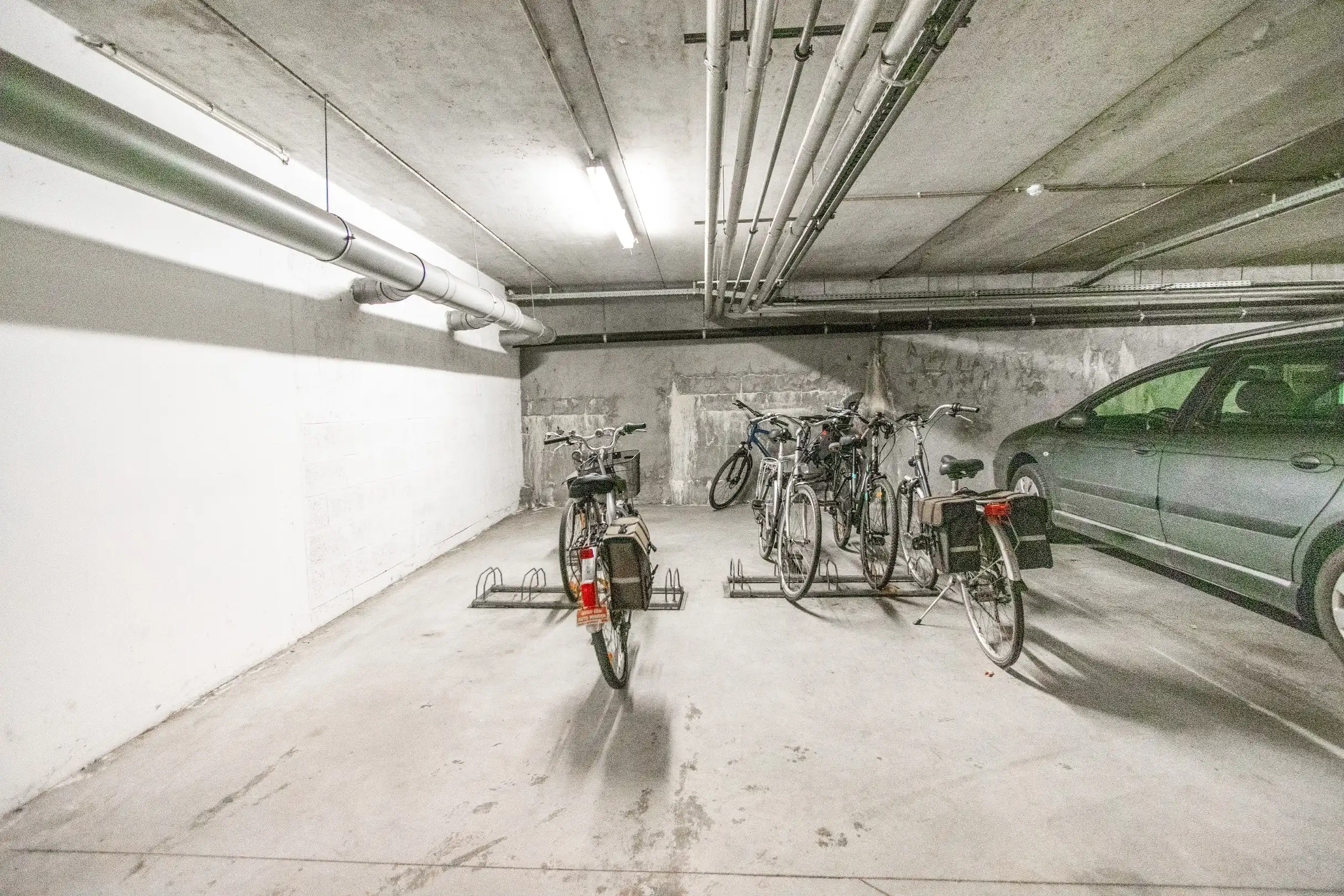 CENTRAAL GELEGEN APPARTEMENT MET ONDERGRONDSE STAANPLAATS foto 8