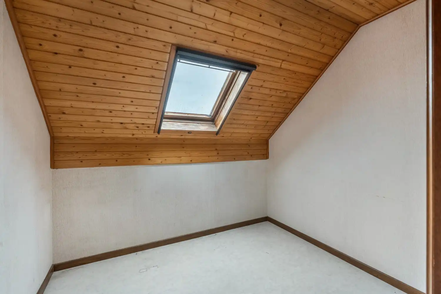 Te renoveren woning met vier slaapkamers, inpandige garage en noordwest georiënteerde tuin op een perceel van 6 are 78 ca te Begijnendijk ! foto 15