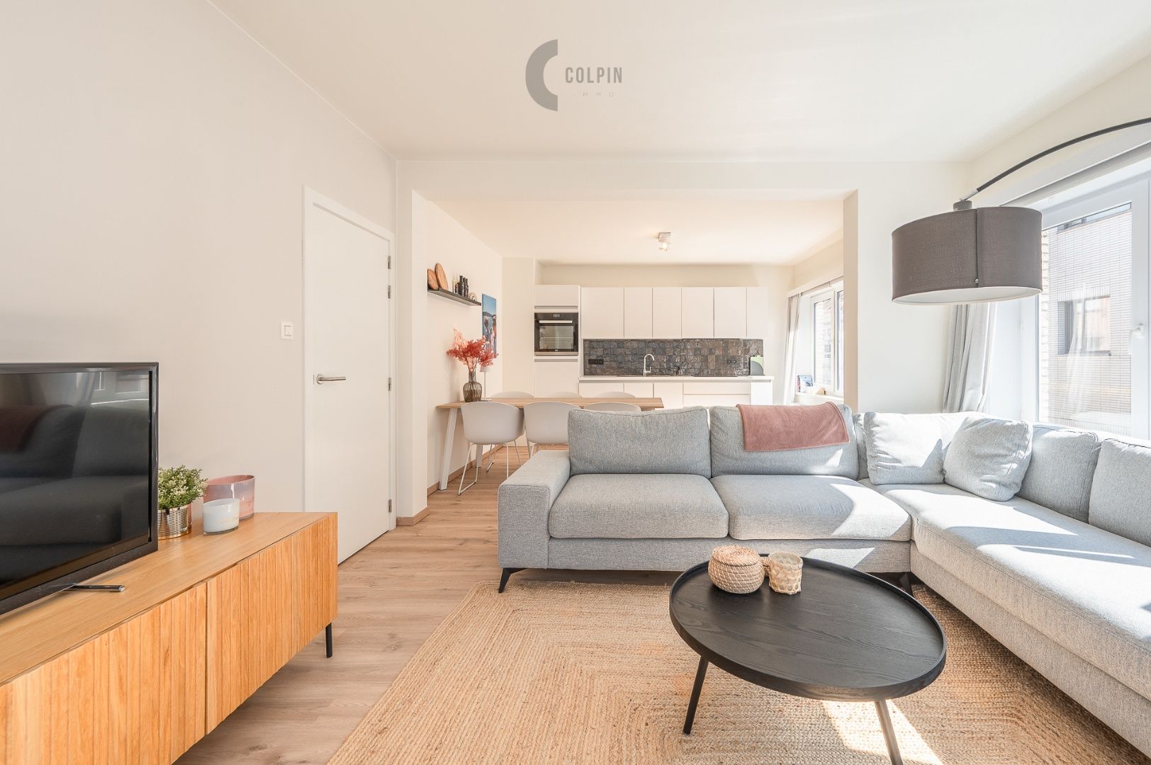 Prachtig instapklaar hoekappartement met 2 slaapkamers op centrale locatie foto 2
