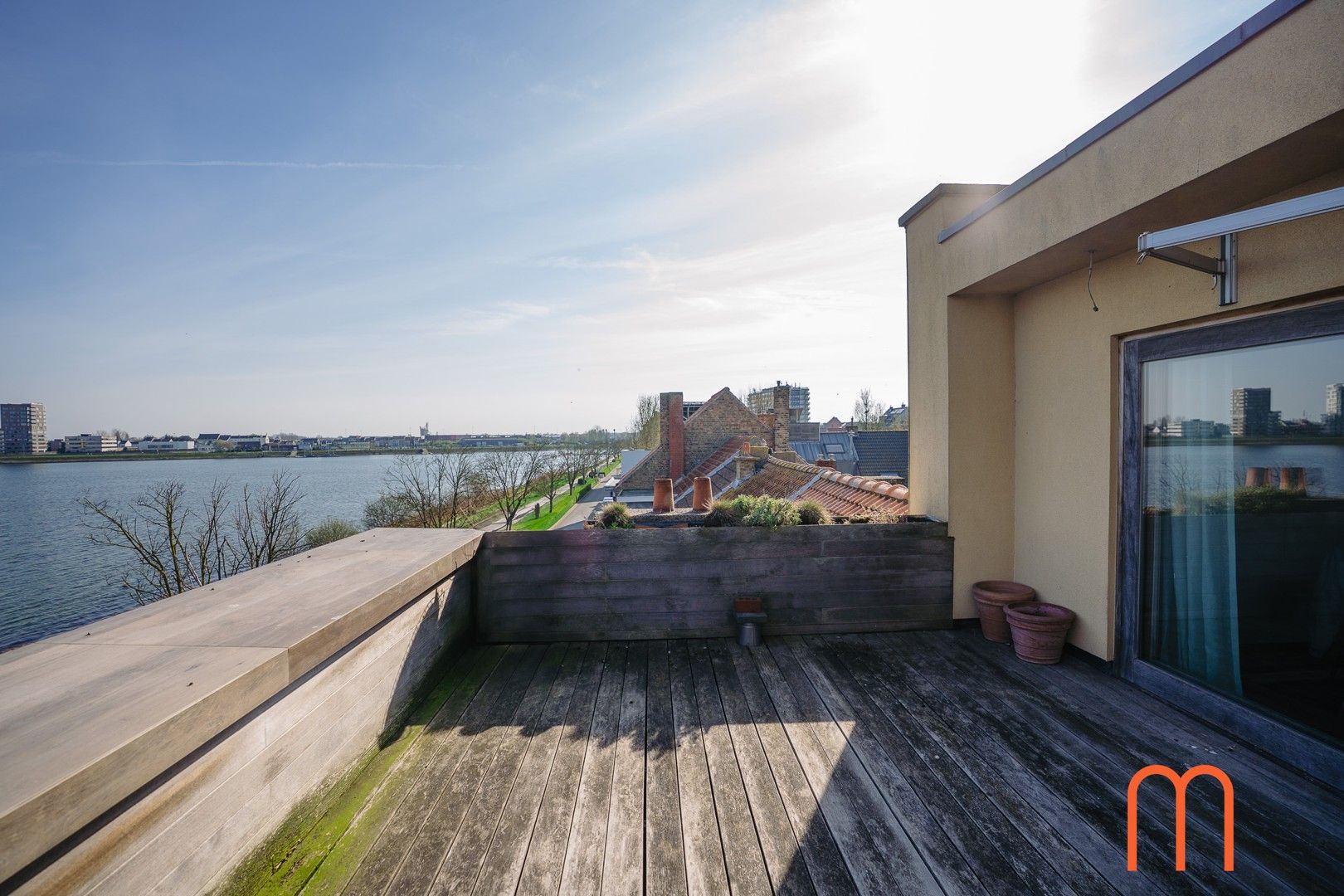 Deze charmante zongerichte woning met 4 slaapkamers in Oostende, gelegen aan de Spuikom, biedt de perfecte mix van ruimte, comfort en uitzicht. foto 23