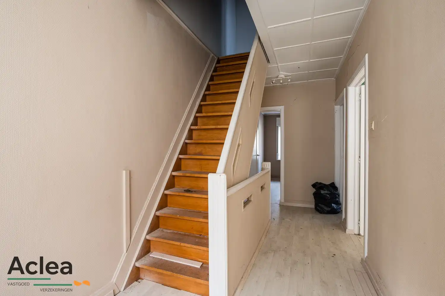 Te renoveren woning met grote magazijnruimte en veel potentieel foto 28