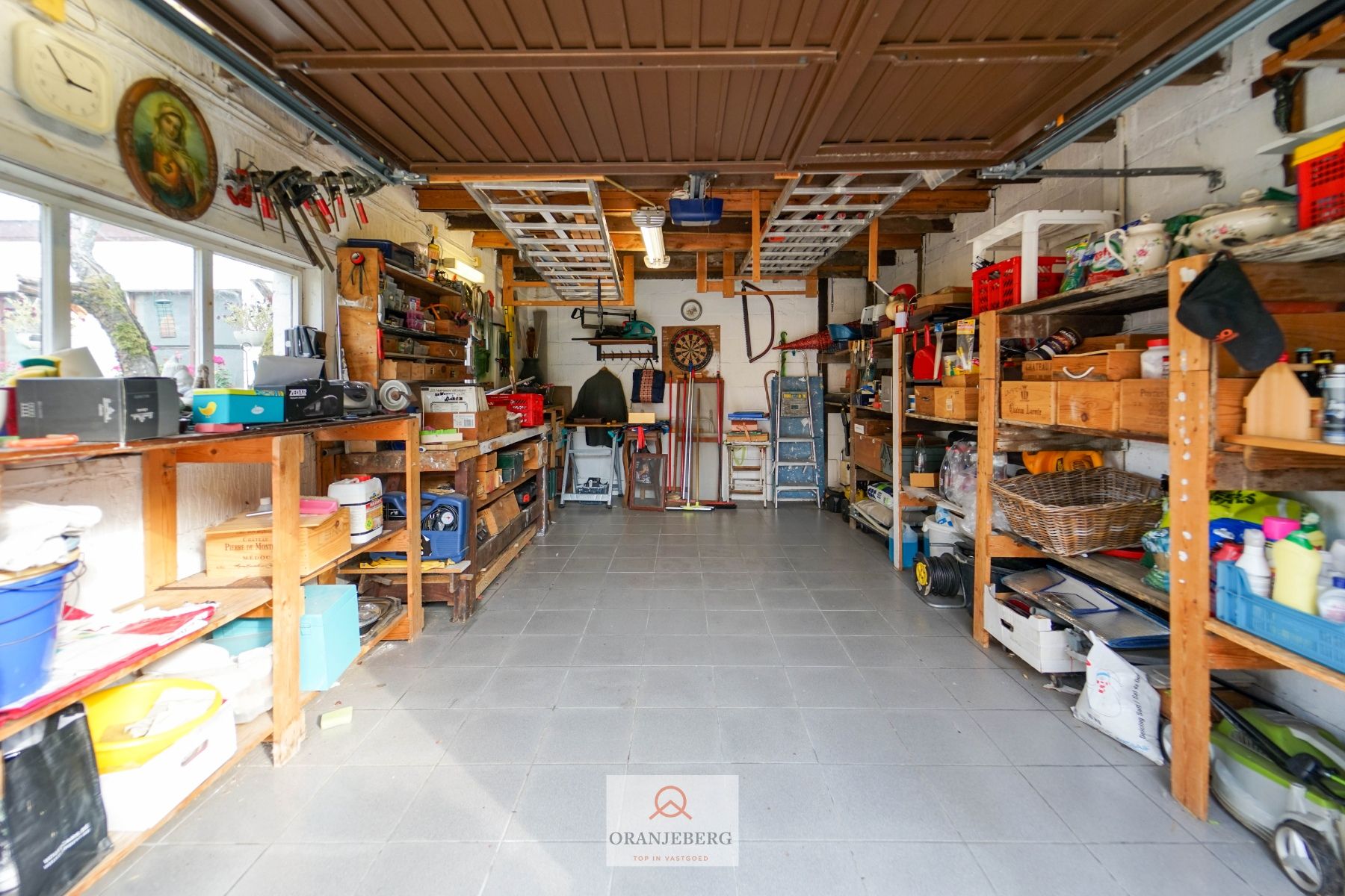 COMPROMIS IN OPMAAK! Charmante halfopen woning met oprit, tuin én garage te koop nabij UZ foto 14