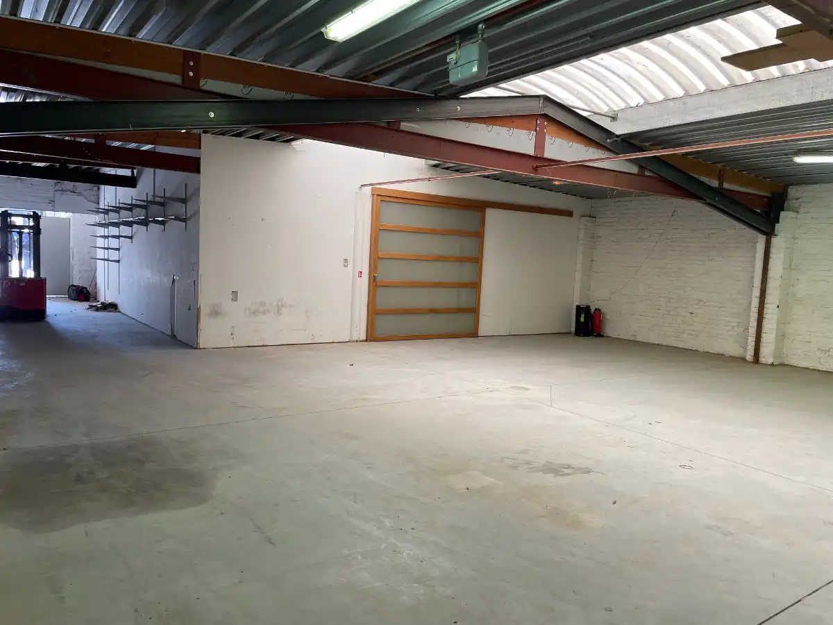 TOONZAAL + MAGAZIJN + KANTOOR foto 9