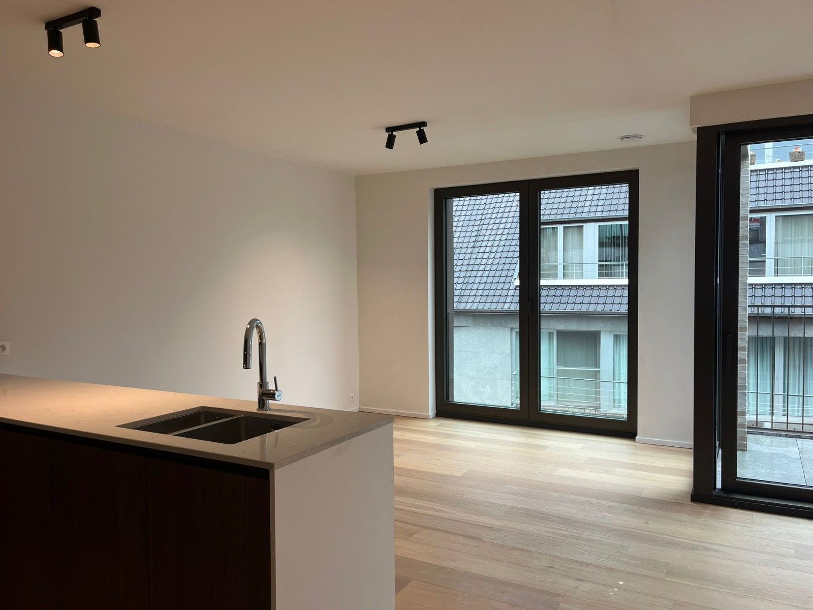 TE HUUR: Nieuwbouwappartement met 2 slaapkamers en dubbele terrassen foto {{pictureIndex}}