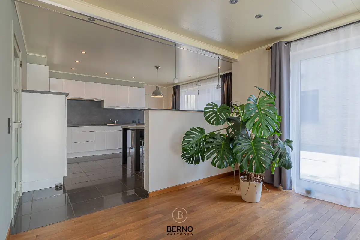 Ruime halfopen bebouwing met bijgebouw foto 7