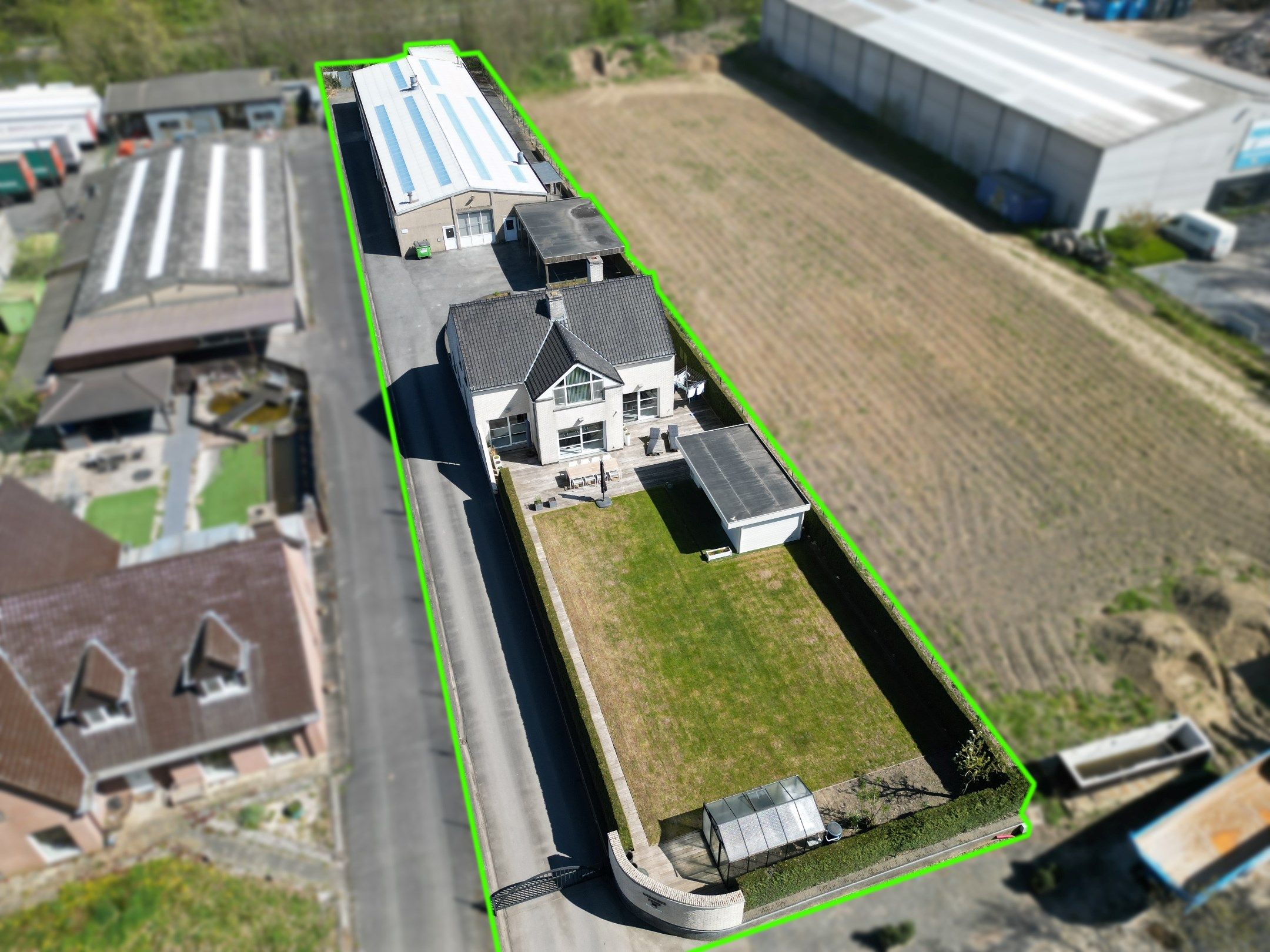 UNIEKE VILLA MET MAGAZIJN VAN 550 M² foto {{pictureIndex}}