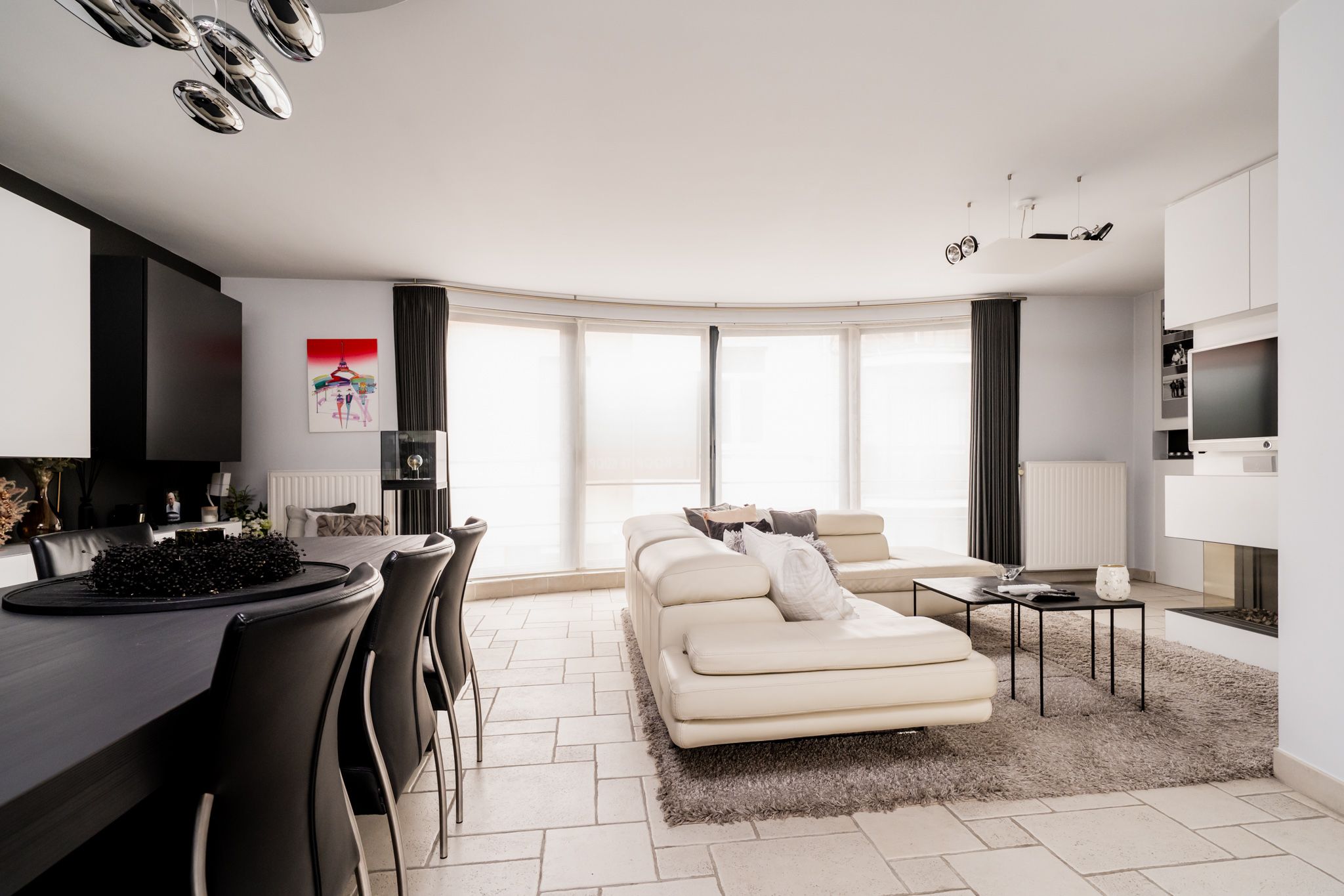Ruime moderne gezinswoning met 4-5 slaapkamers foto {{pictureIndex}}
