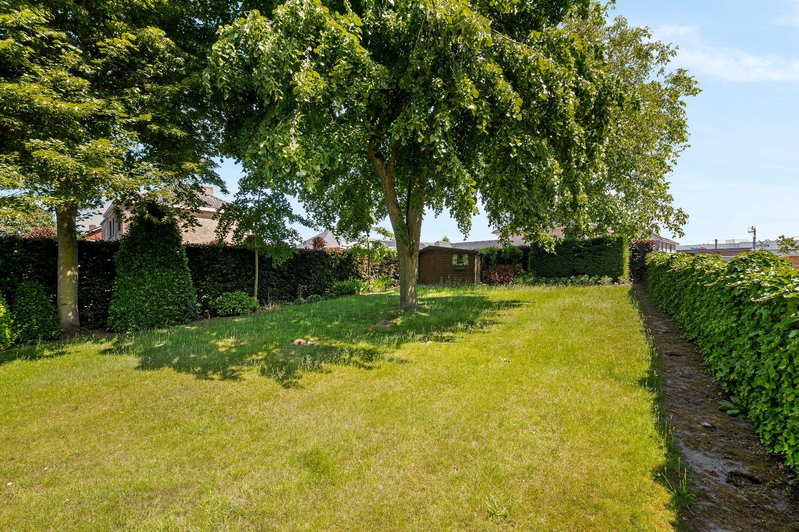 Villa met 3 ruime slaapkamers, garage en tuin in het centrum. foto 21