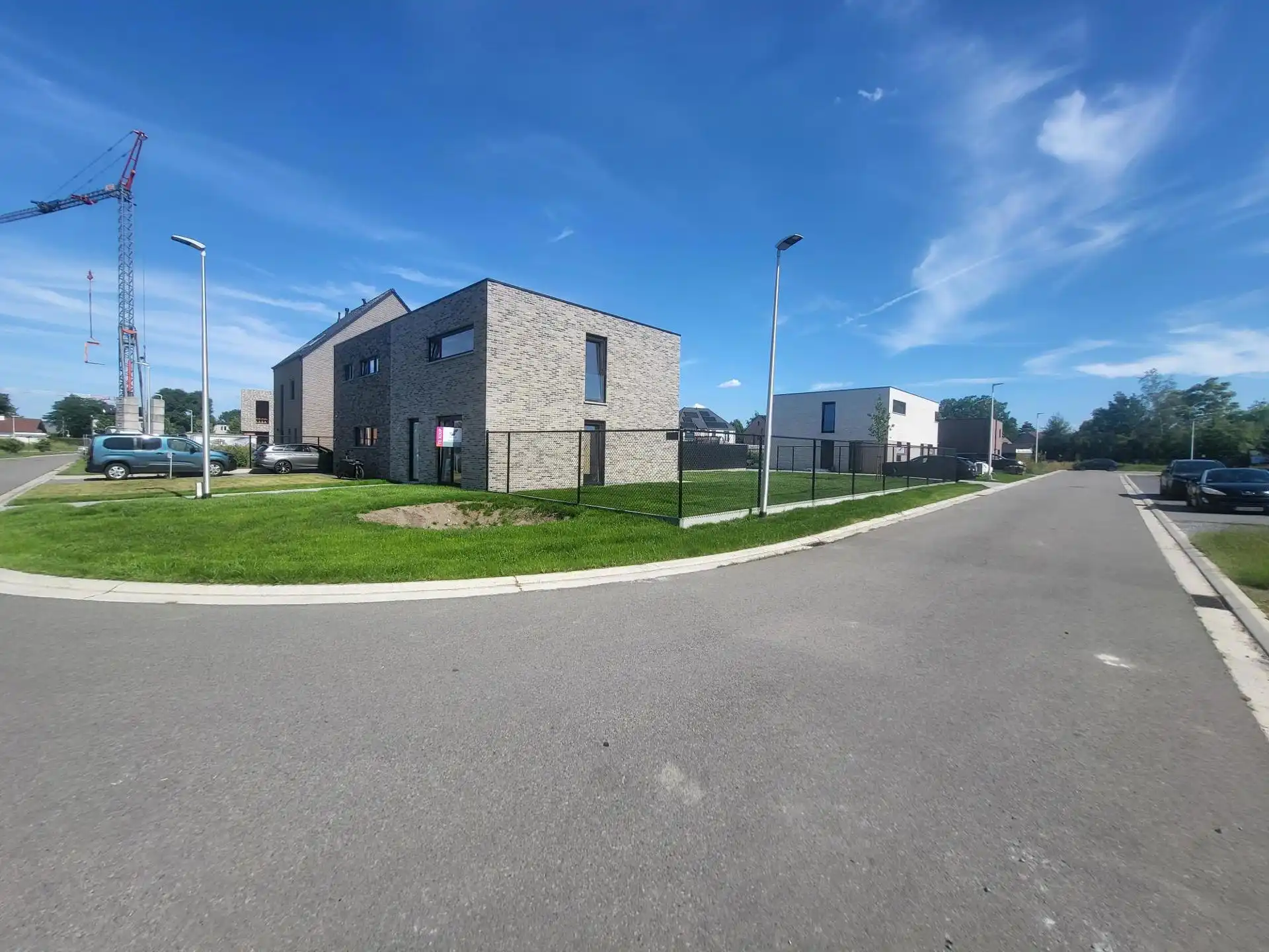 Halfopen eengezinswoning met carport en 3 slaapkamers foto 4