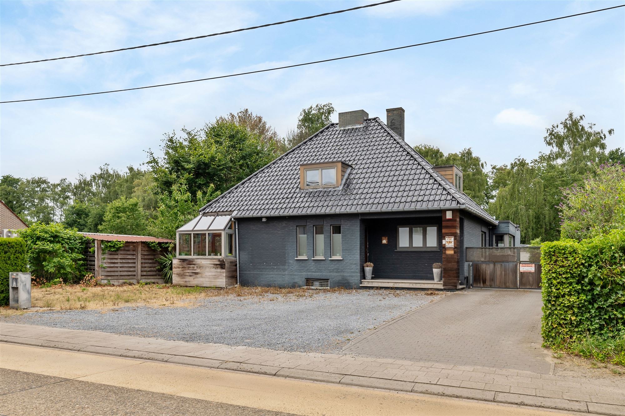 RUIME WONING (213M2) MET 5 SLAAPKAMERS + POLYVALENTE RUIMTE VAN 240M2 OP EEN PERCEEL VAN 18A91 foto {{pictureIndex}}