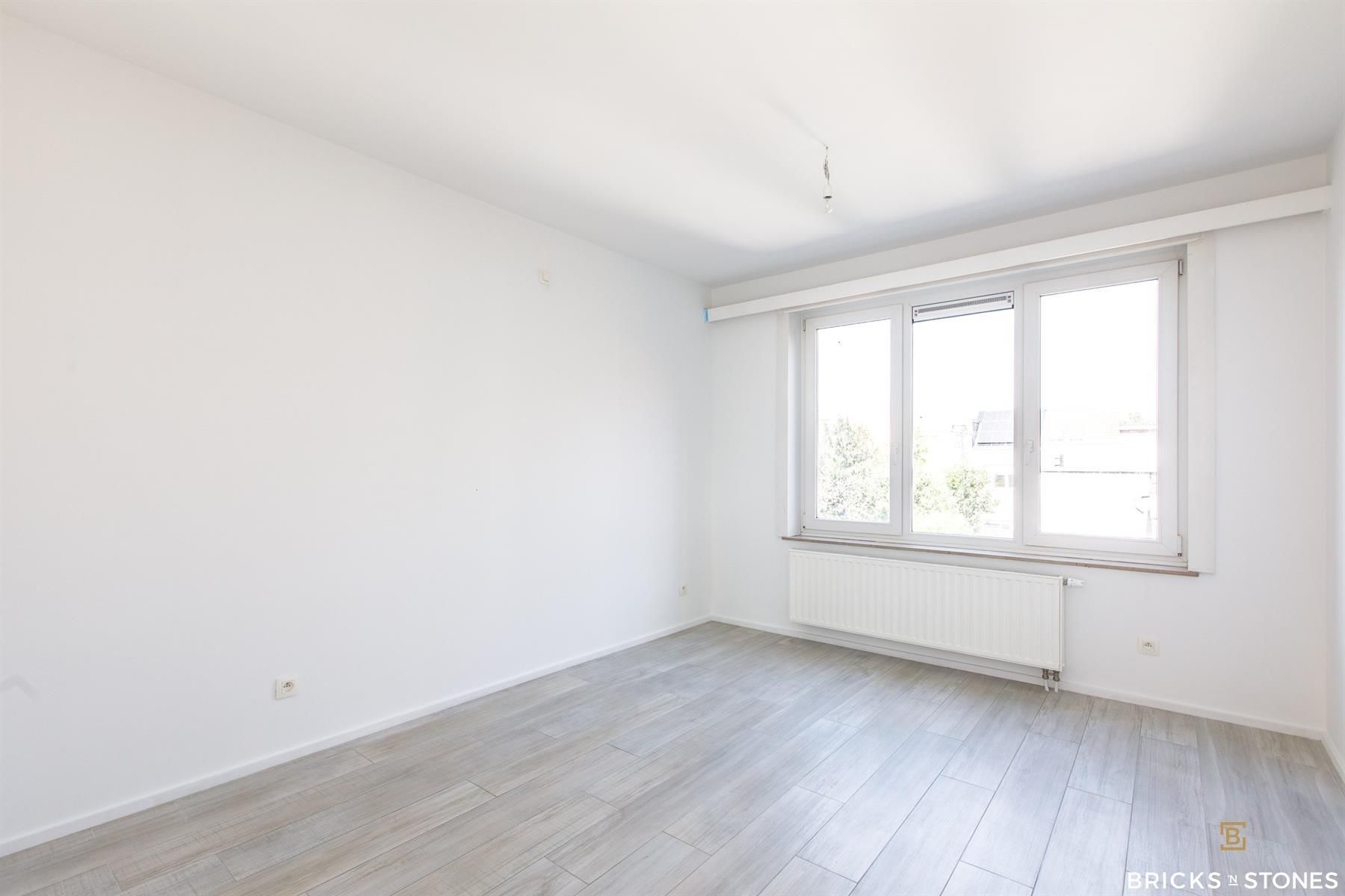 Vernieuwd appartement met terras foto 4
