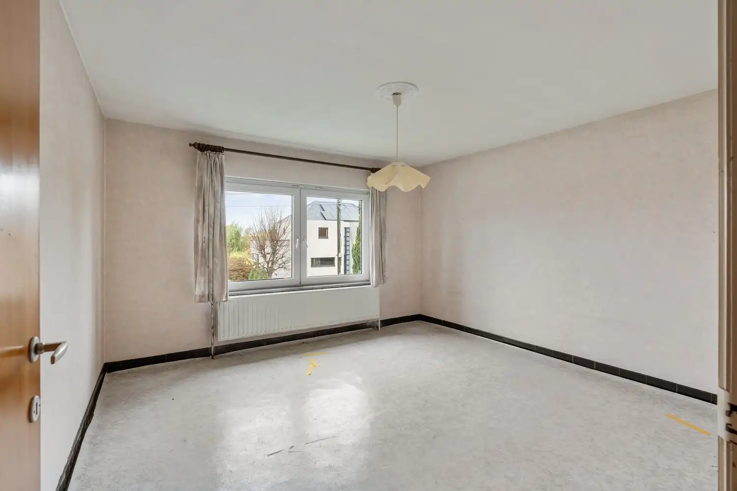Te renoveren woning met loodsen op rustige locatie! foto 15