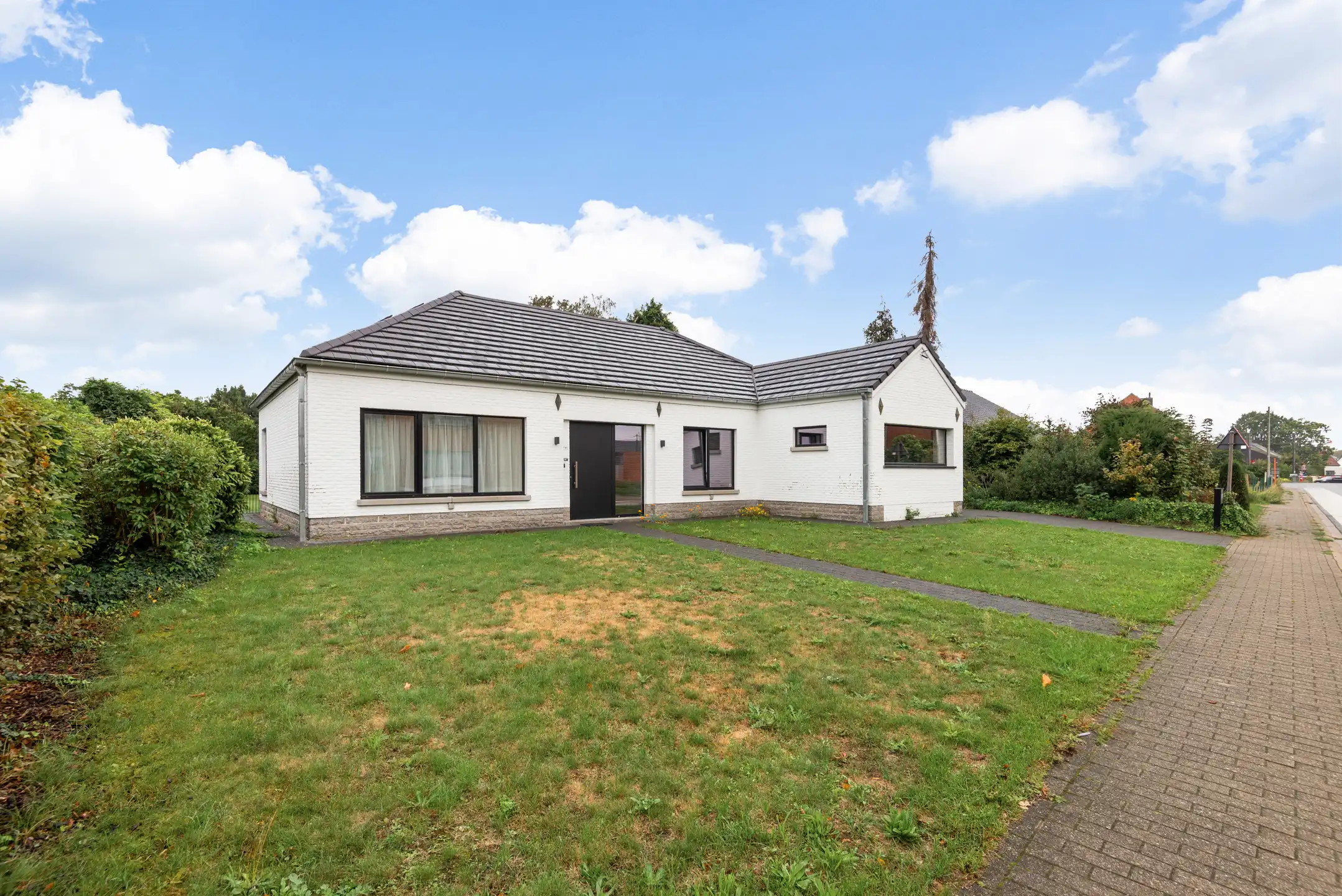Moderne, instapklare Bungalow met 4 slpk. en 2 badk. en bijgebouw op 12 are 30 ca foto 21