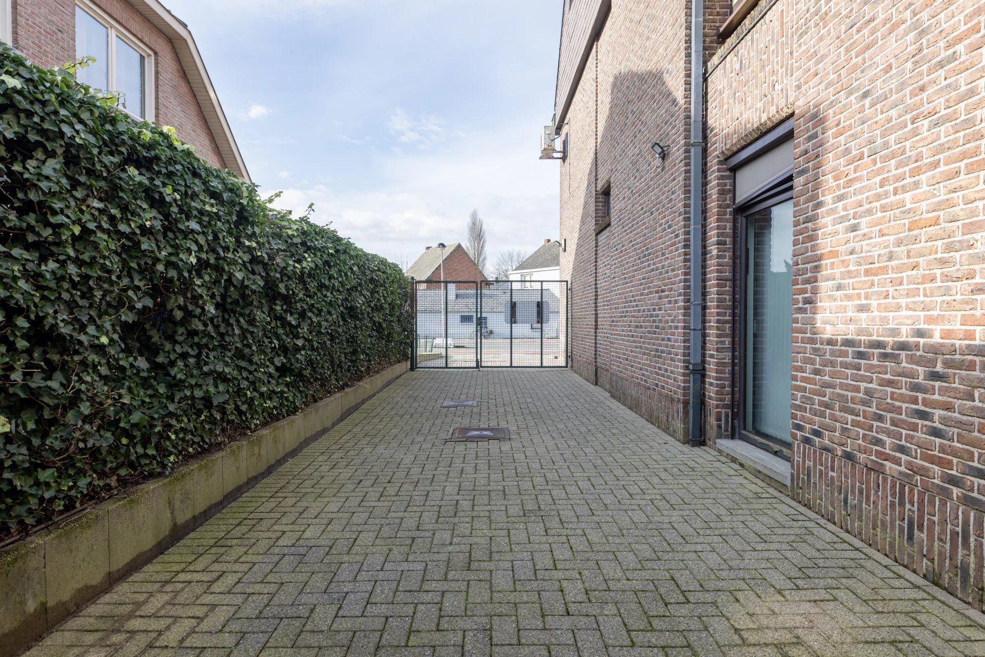 Ruim appartement met 4 slaapkamers, groot terras, tuin en garage. foto 41