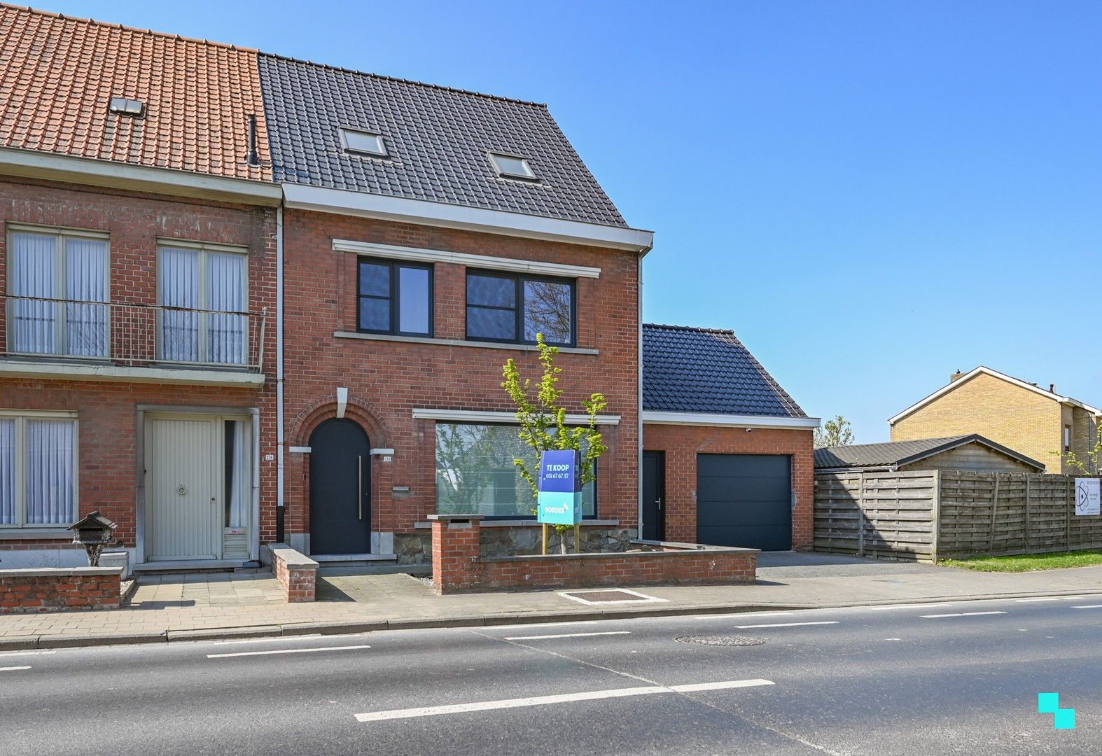 Hoofdfoto van de publicatie: Eéngezinswoning met garage en achteruitweg te Izegem
