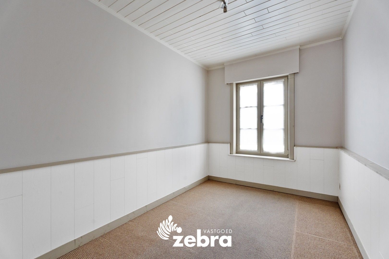 Licht op te frissen woning op een ruim perceel te centrum Roeselare! foto 13