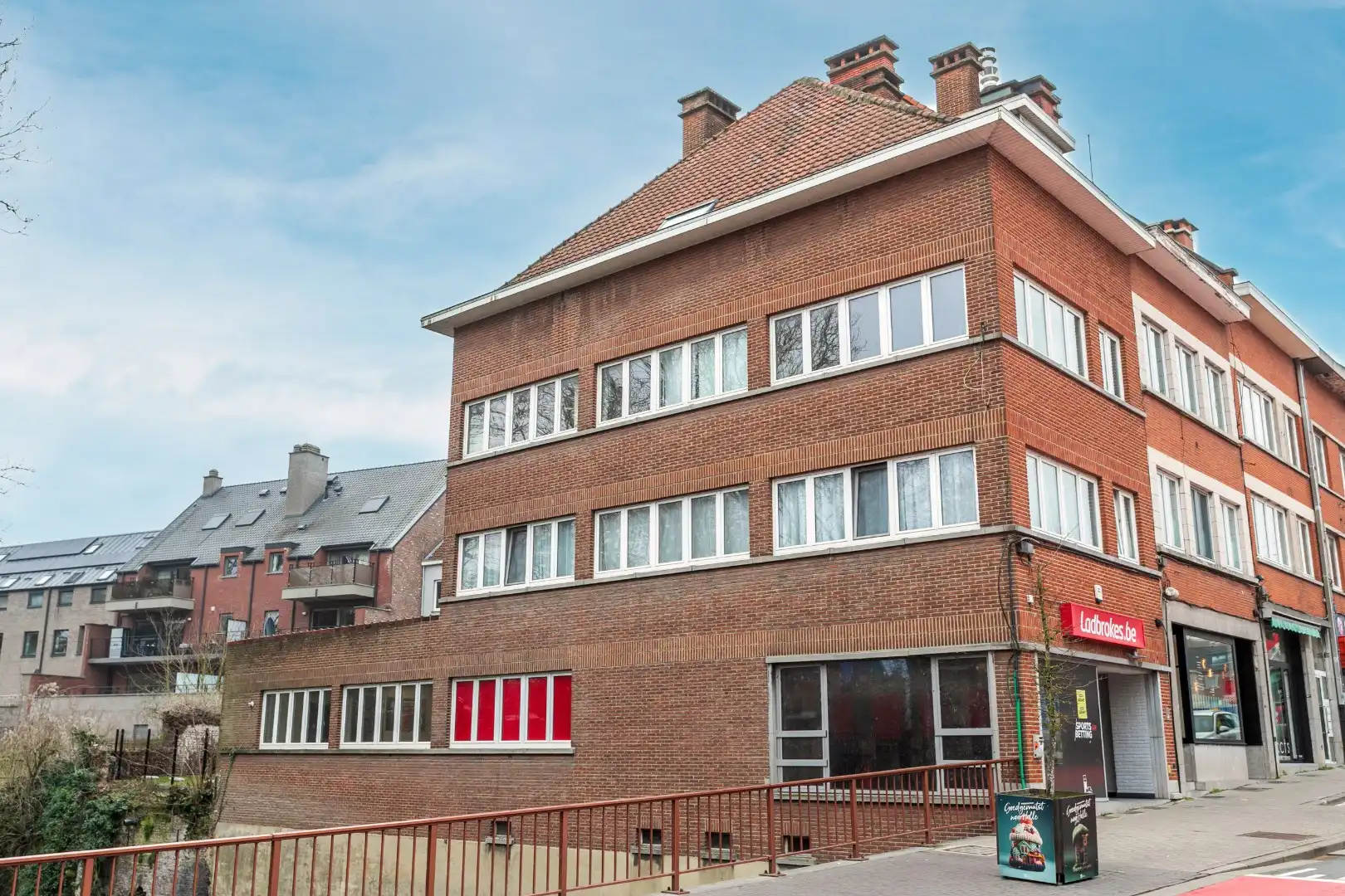 opbrengsteigendom: commercieel glv en 3 appt foto 2