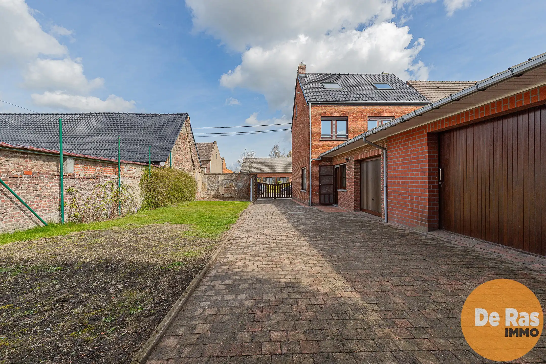 WICHELEN - Centraal gelegen halfopen bebouwing met 4 slpk.  foto 3