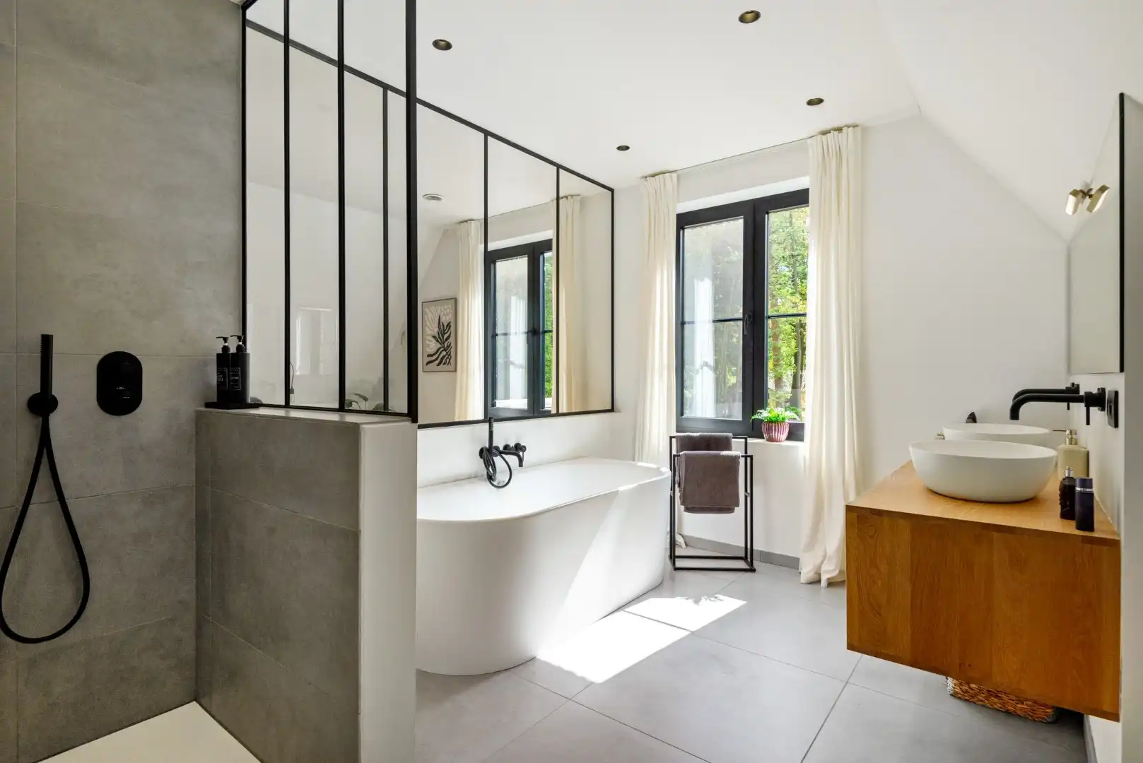 Stijlvolle villa met zwembad en royale garage/loods op toplocatie in Brasschaat foto 12
