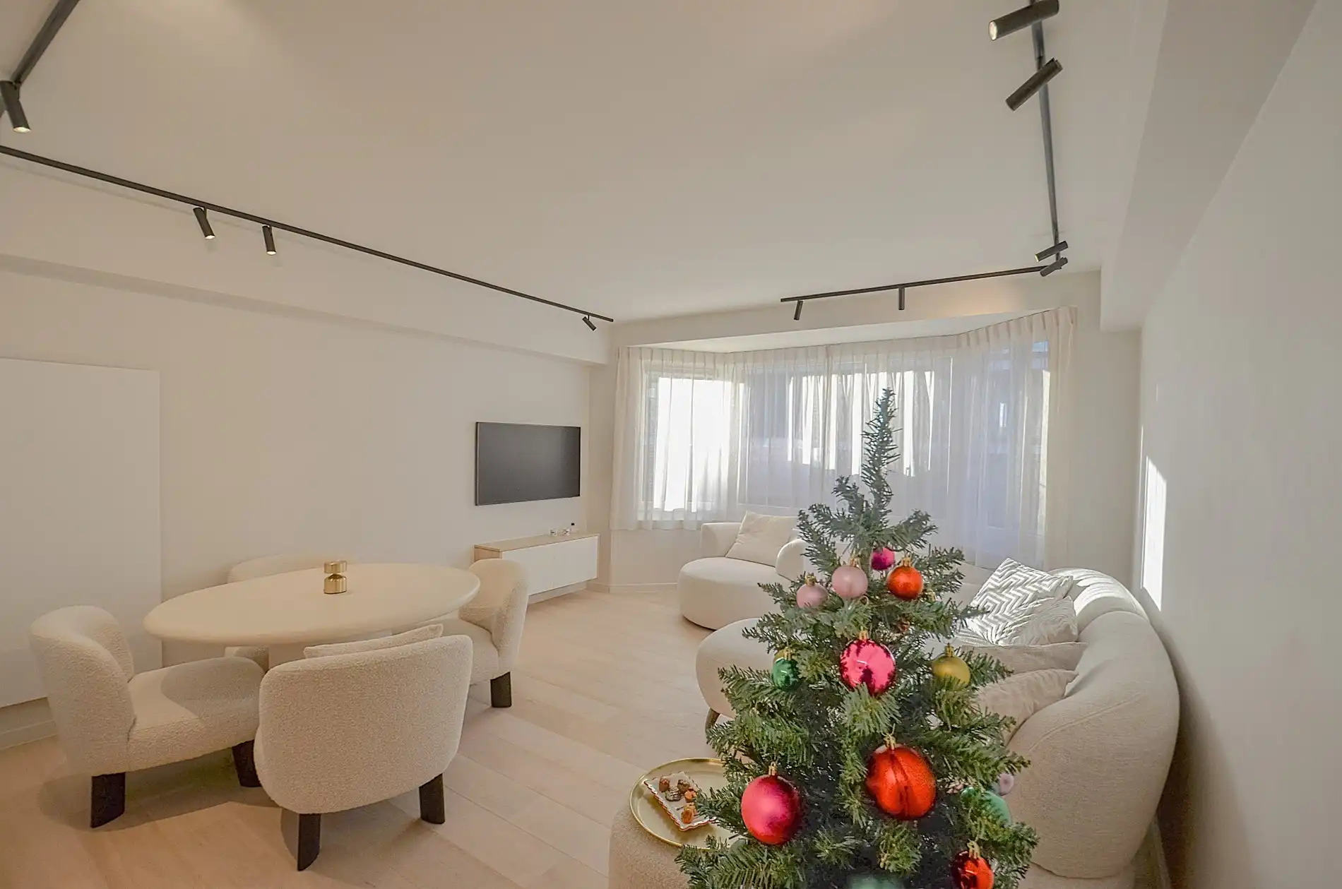 Stijlvol volledig gerenoveerd appartement  op wandelafstand van de zee én het commercieel centrum. foto 6