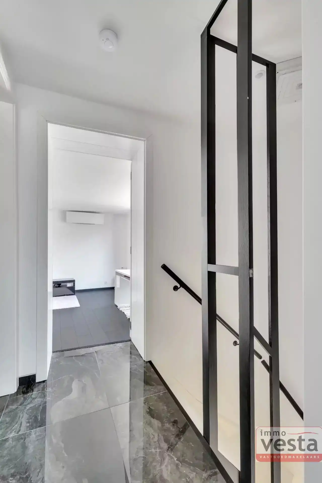 Goedgelegen, volledig gerenoveerd handelspand met woonst foto 18