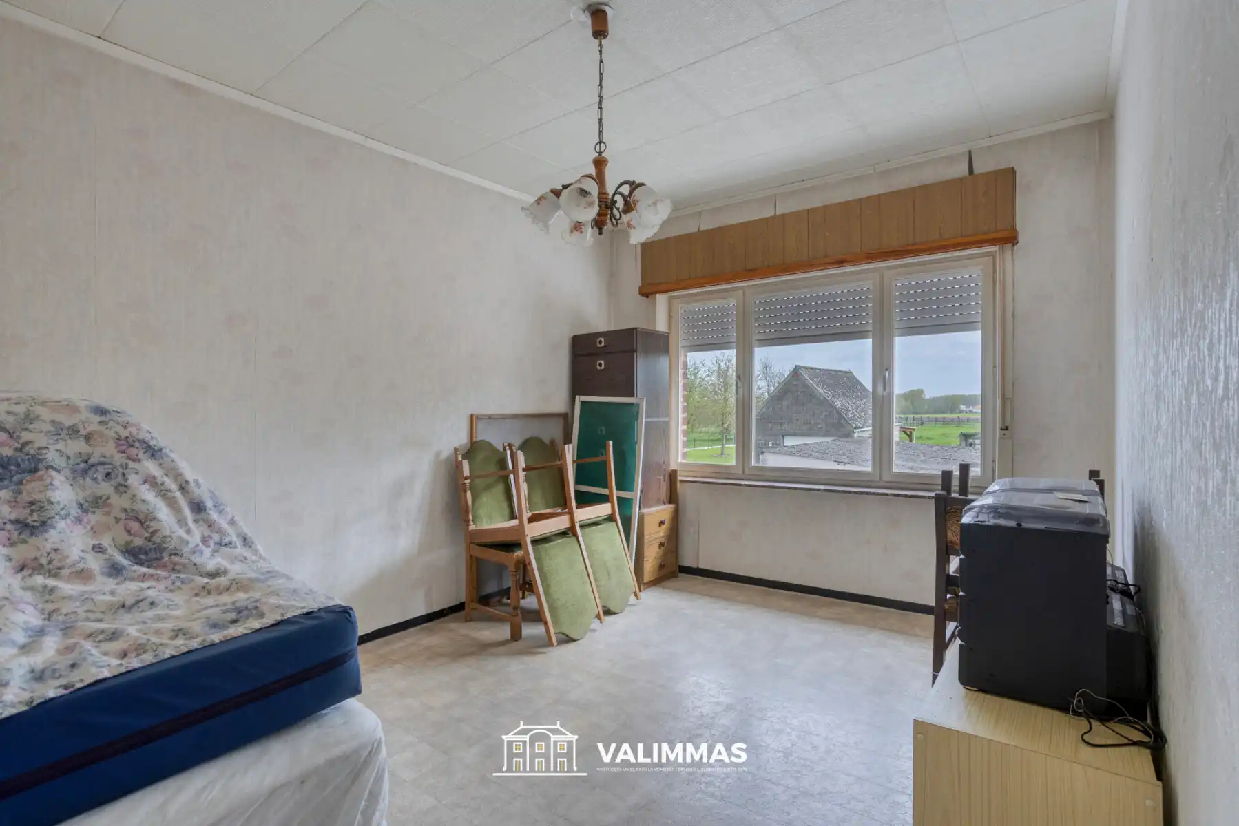 Een landelijk gelegen driegevelwoning met garage en tuin... foto 13