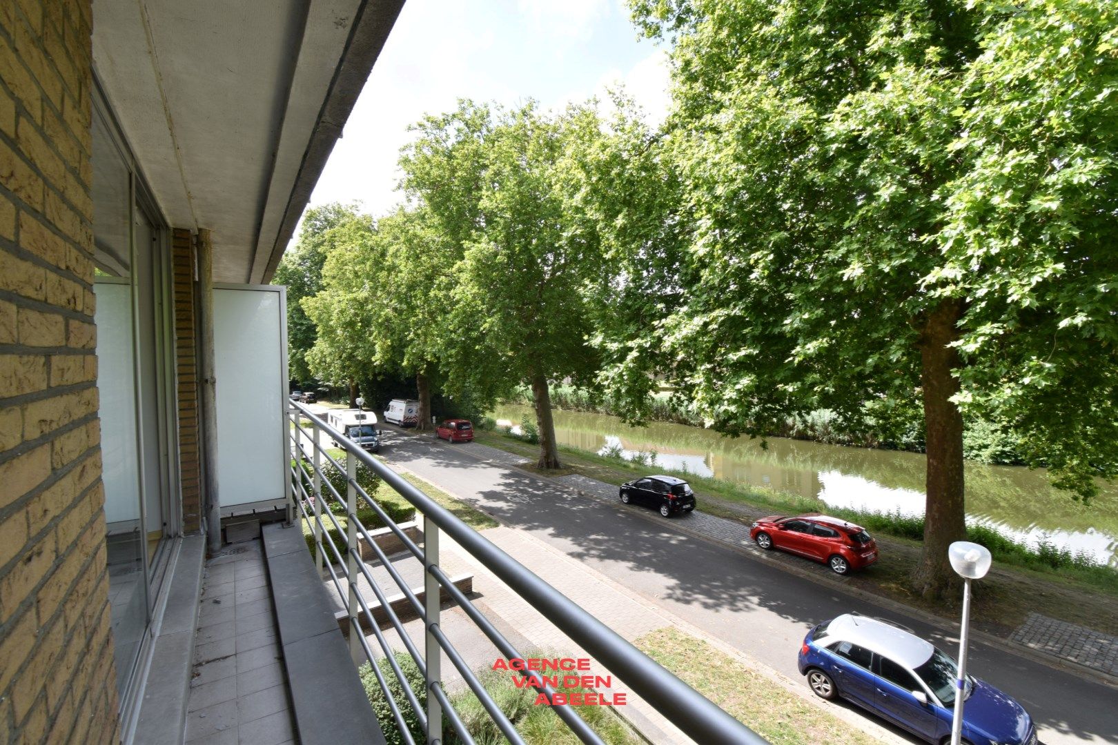Ruim woonappartement met 1 slaapkamer en grote garage  foto 2