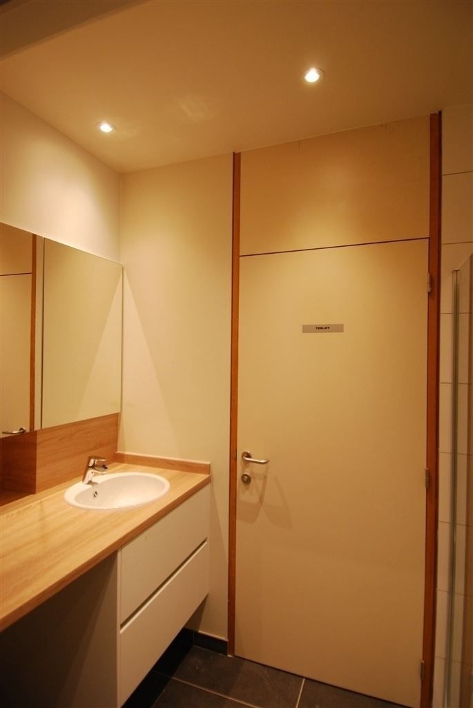Gelijkvloers appartement met 2 slaapkamers en binnenkoer, gelegen in het centrum van Maaseik, vlak aan de markt. foto 9