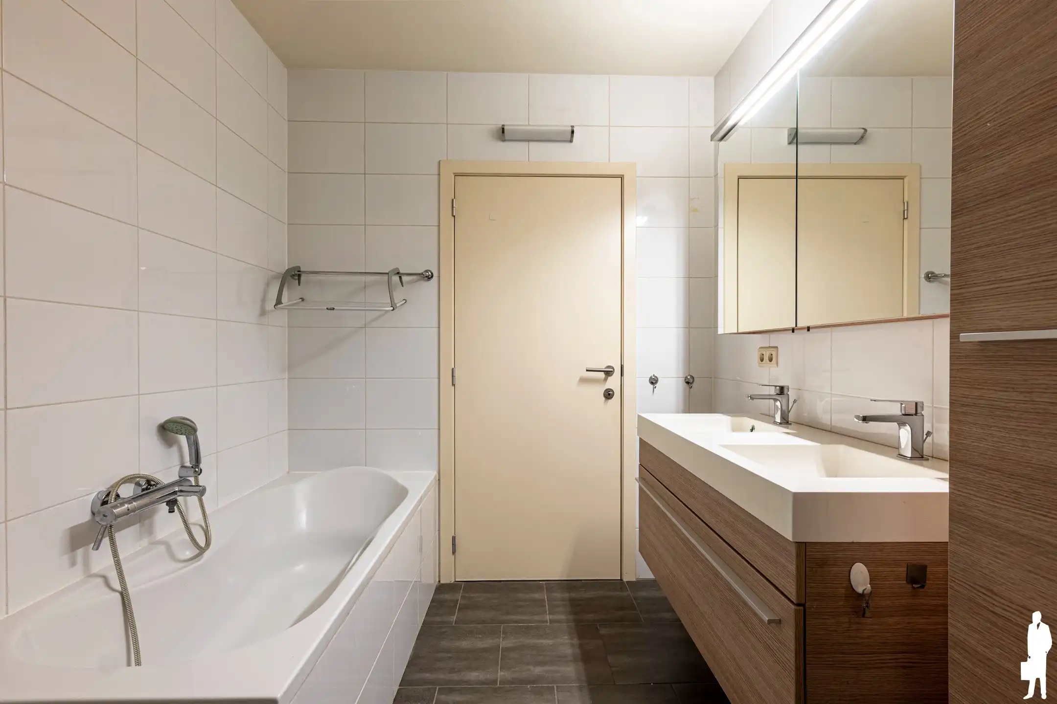 Ruim appartement met 2 slaapkamers, parking en groot terras foto 11