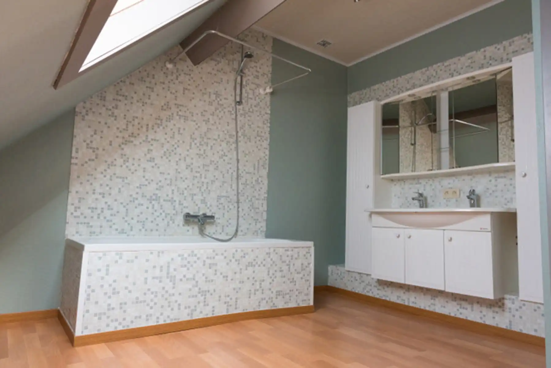 Een volledig gerenoveerde driegevelwoning met garage... foto 17