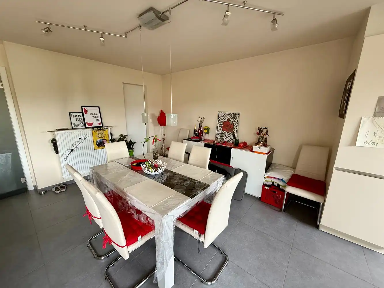 Ruim, energiezuinig appartement met 2 slaapkamers én garage! foto 4