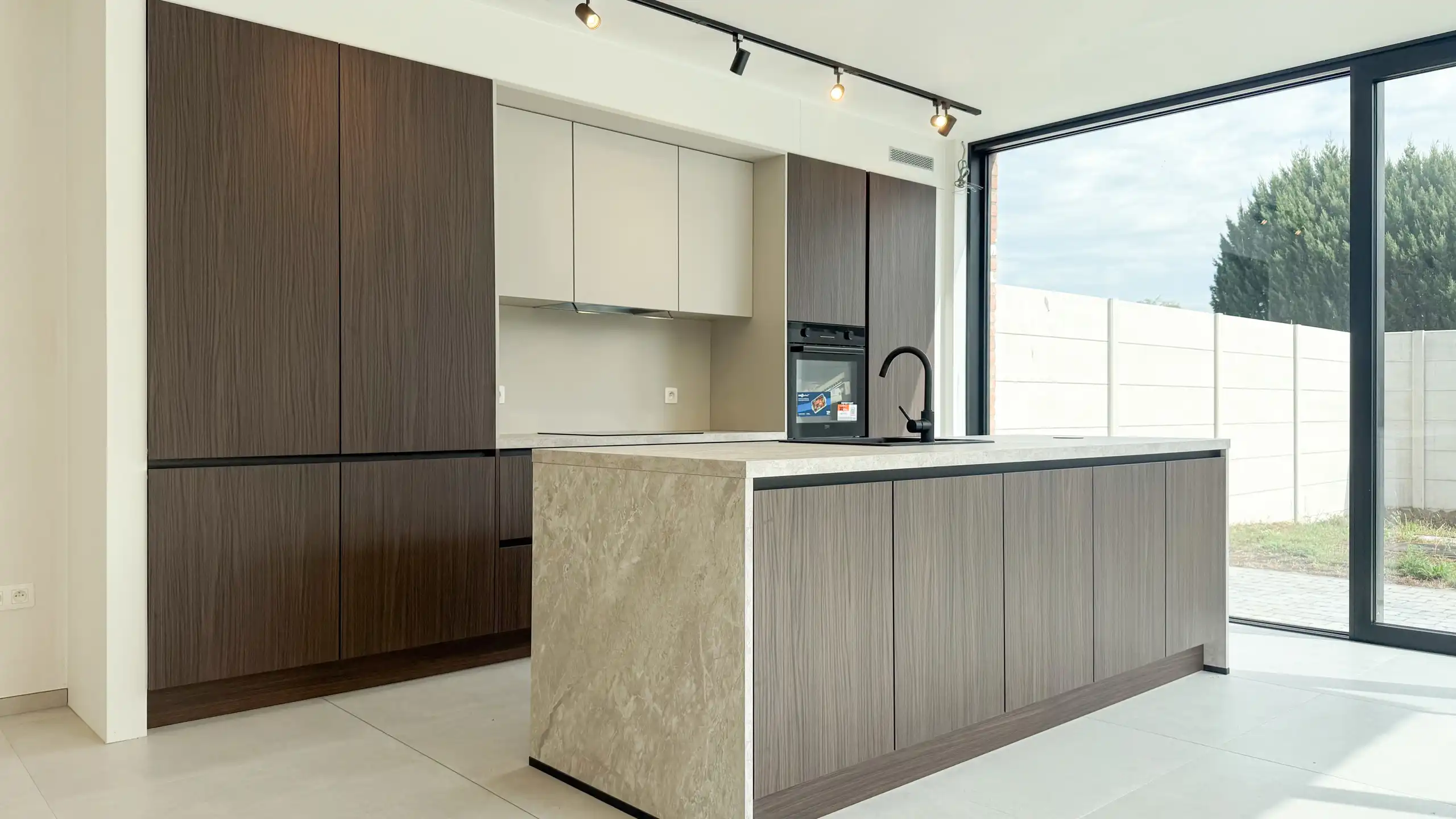 Kwalitatief afgewerkte nieuwbouwwoning op centrale ligging! foto 6