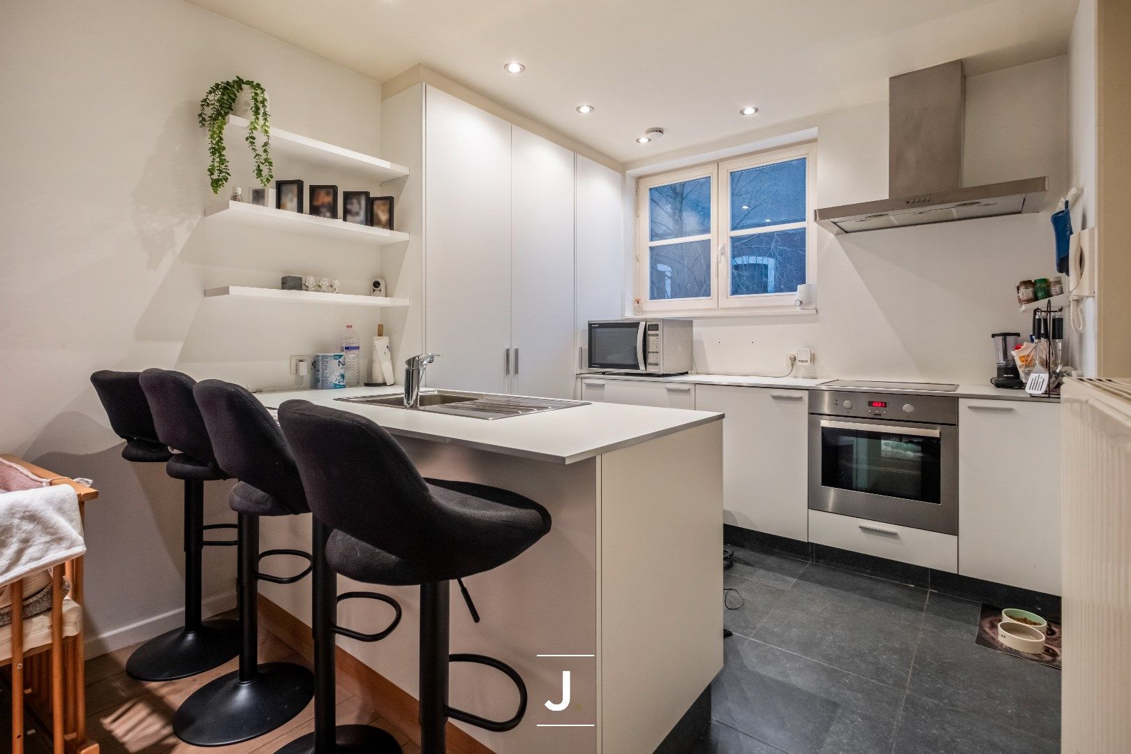 Charmante instapklare burgerwoning op de markt van Heule: een perfecte starterswoning of investering! foto 5