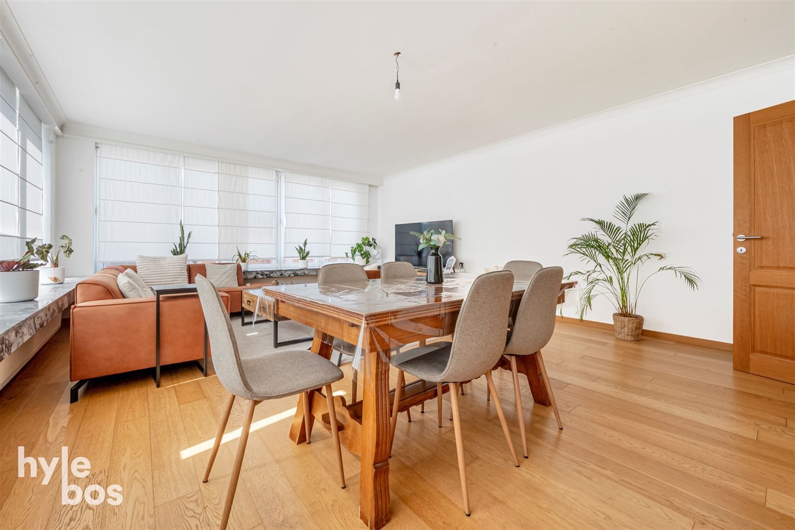 Instapklaar 2 slaapkamer appartement met garage foto 4