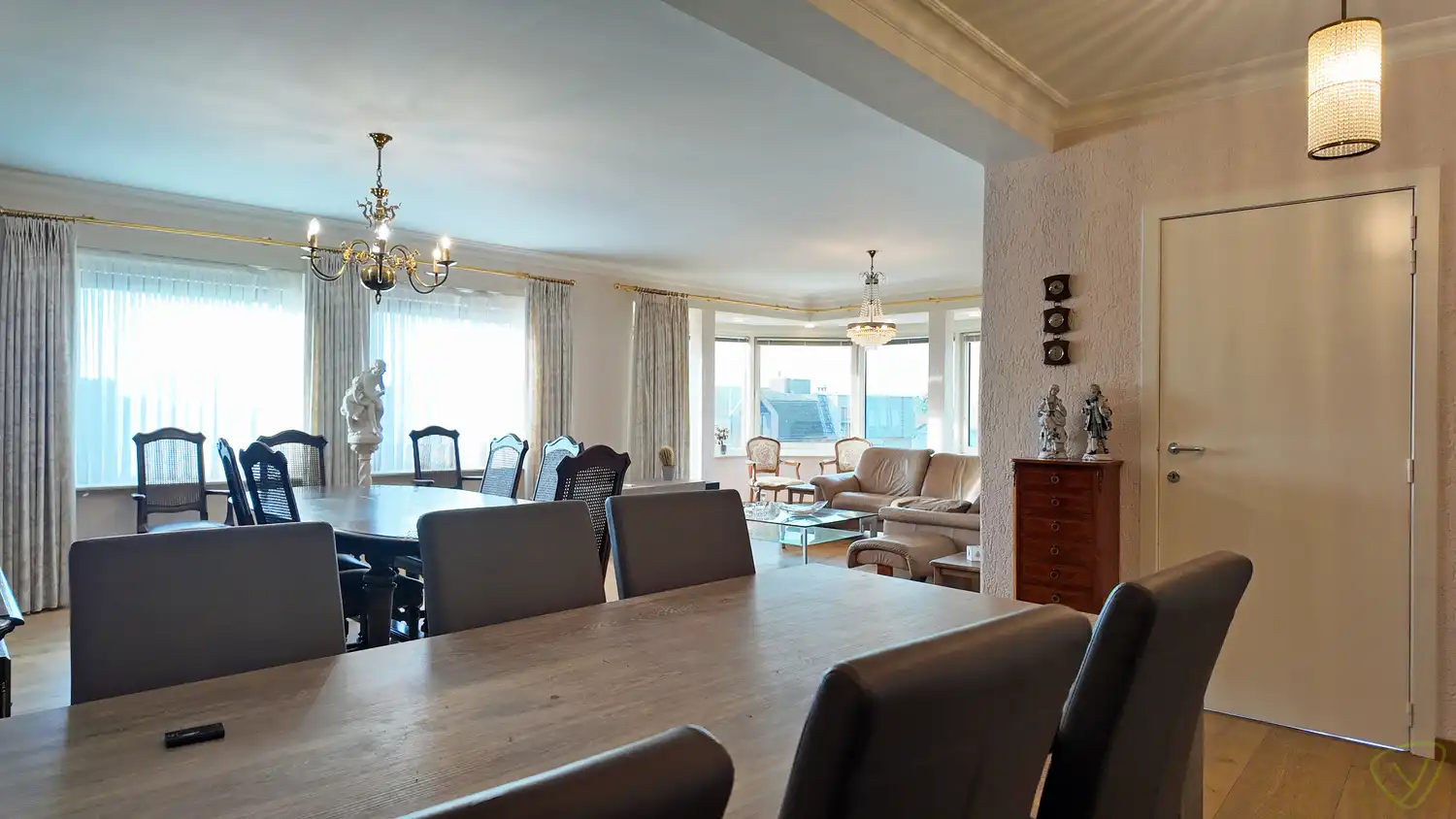 Ruim en lichtrijk appartement met lift en terras in residentie “Mozart” te Eeklo! foto 4