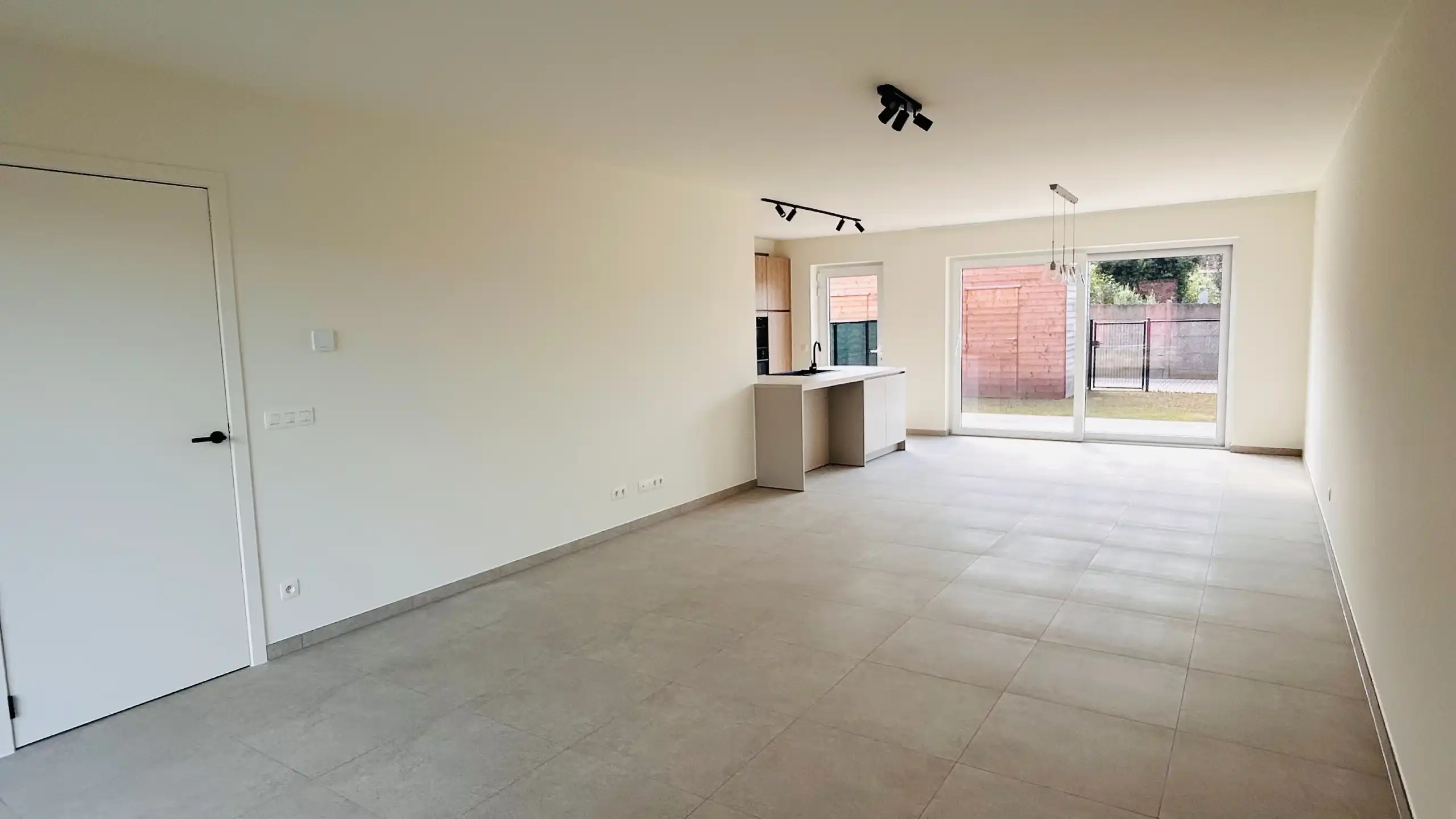 Ruime nieuwbouwwoning met 3 slaapkamers en eigen parkeerplaats in groene woonwijk De Weverie foto 2